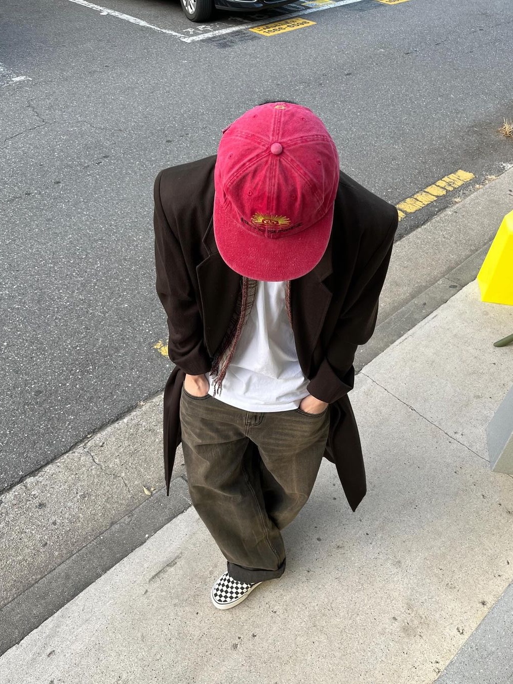 Hello Sunrise Washed Two Tone Logo 6Panel Cap Vintage Red 착용 스타일