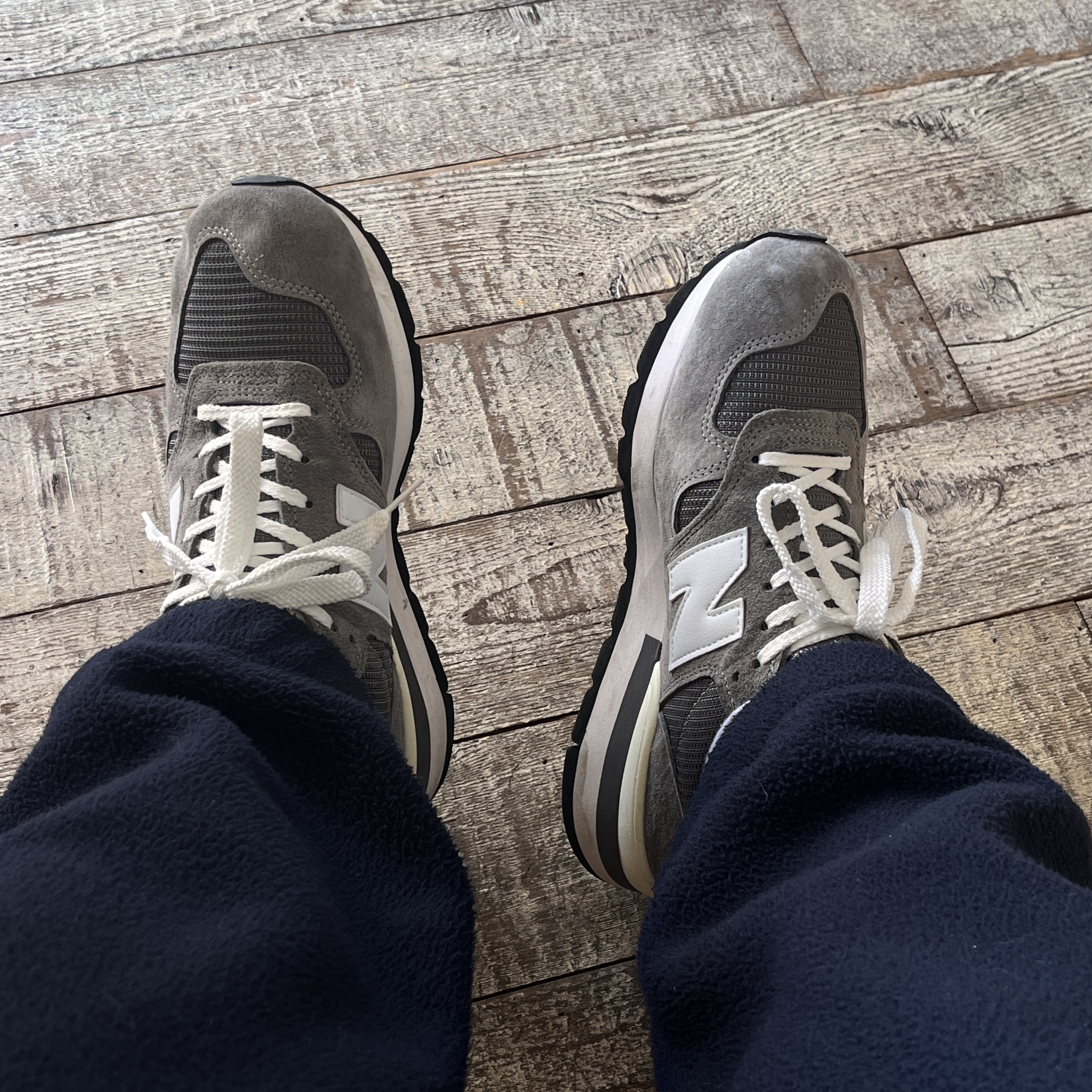 New Balance 990 Made in USA Grey 착용 스타일 - 1