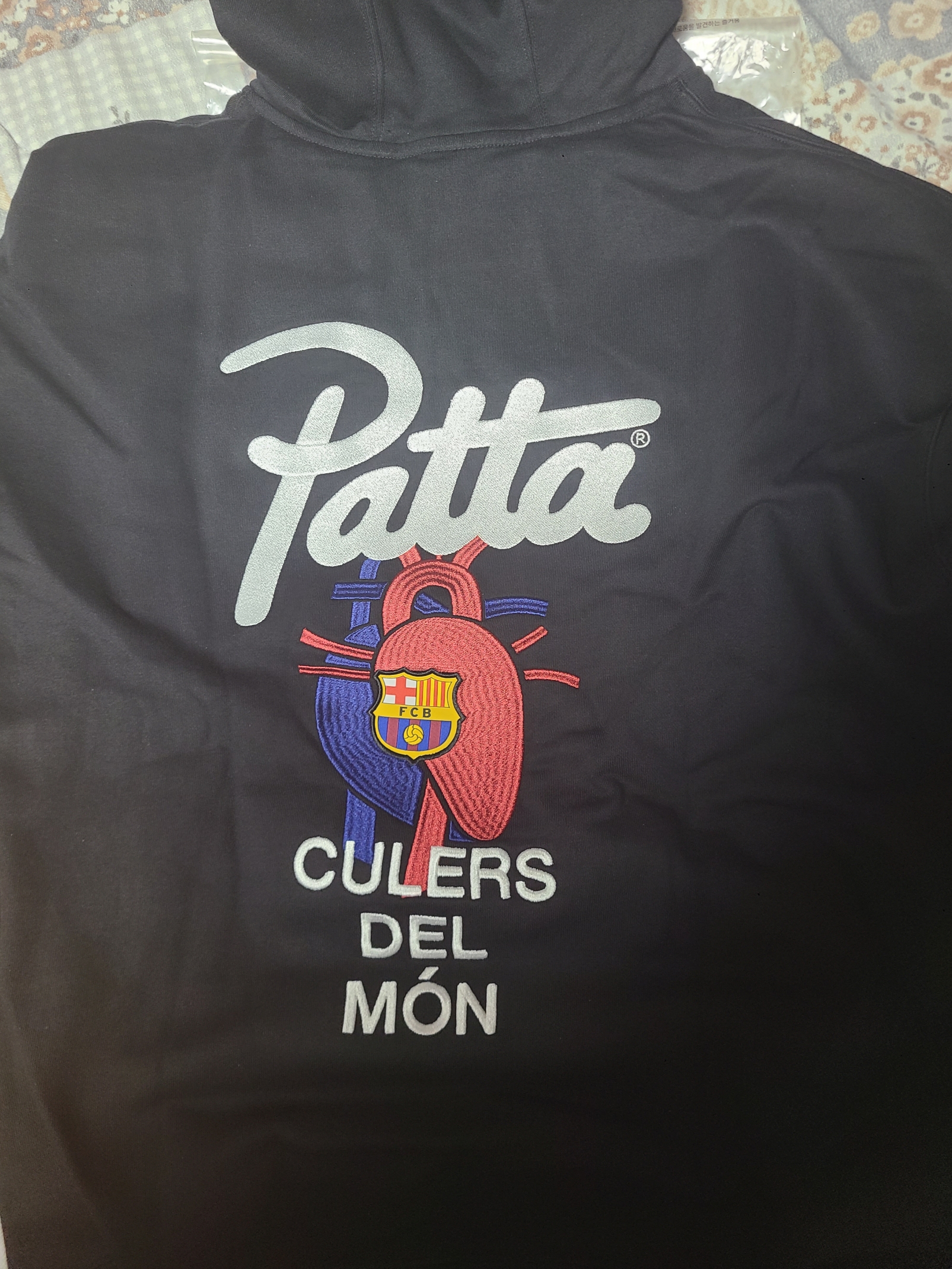 Nike x Patta x FC Barcelona Solo Swoosh Hoodie Culers del Món (FD4147-010) 착용 스타일 - 1