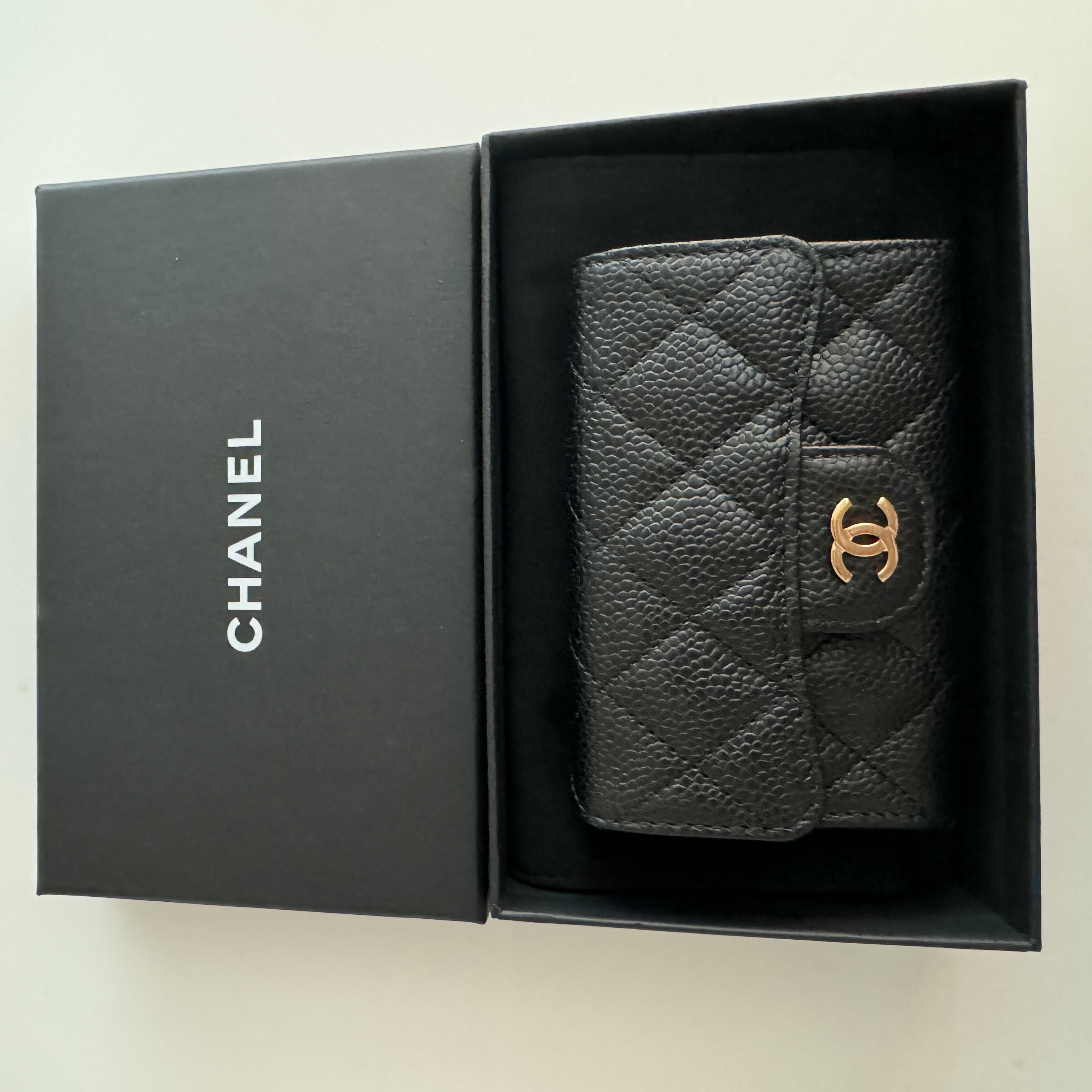 Chanel Classic Card Holder Grained Calfskin & Gold Black 착용 스타일