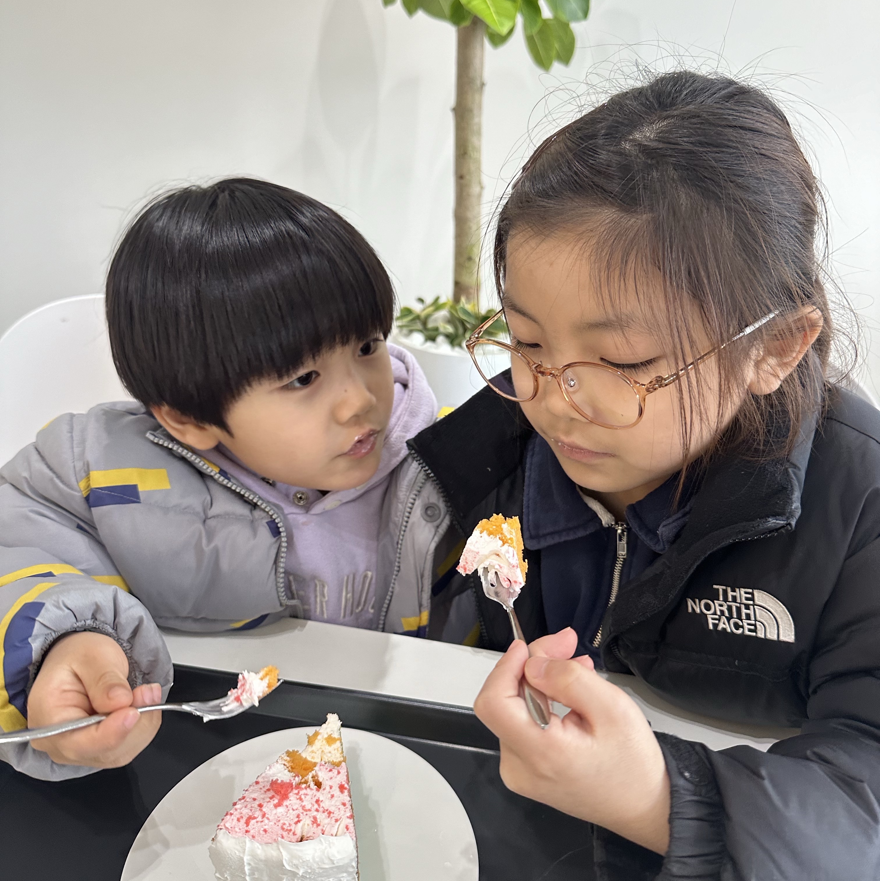 (Kids) The North Face 1996 Eco Nuptse Down Jacket Black 착용 스타일