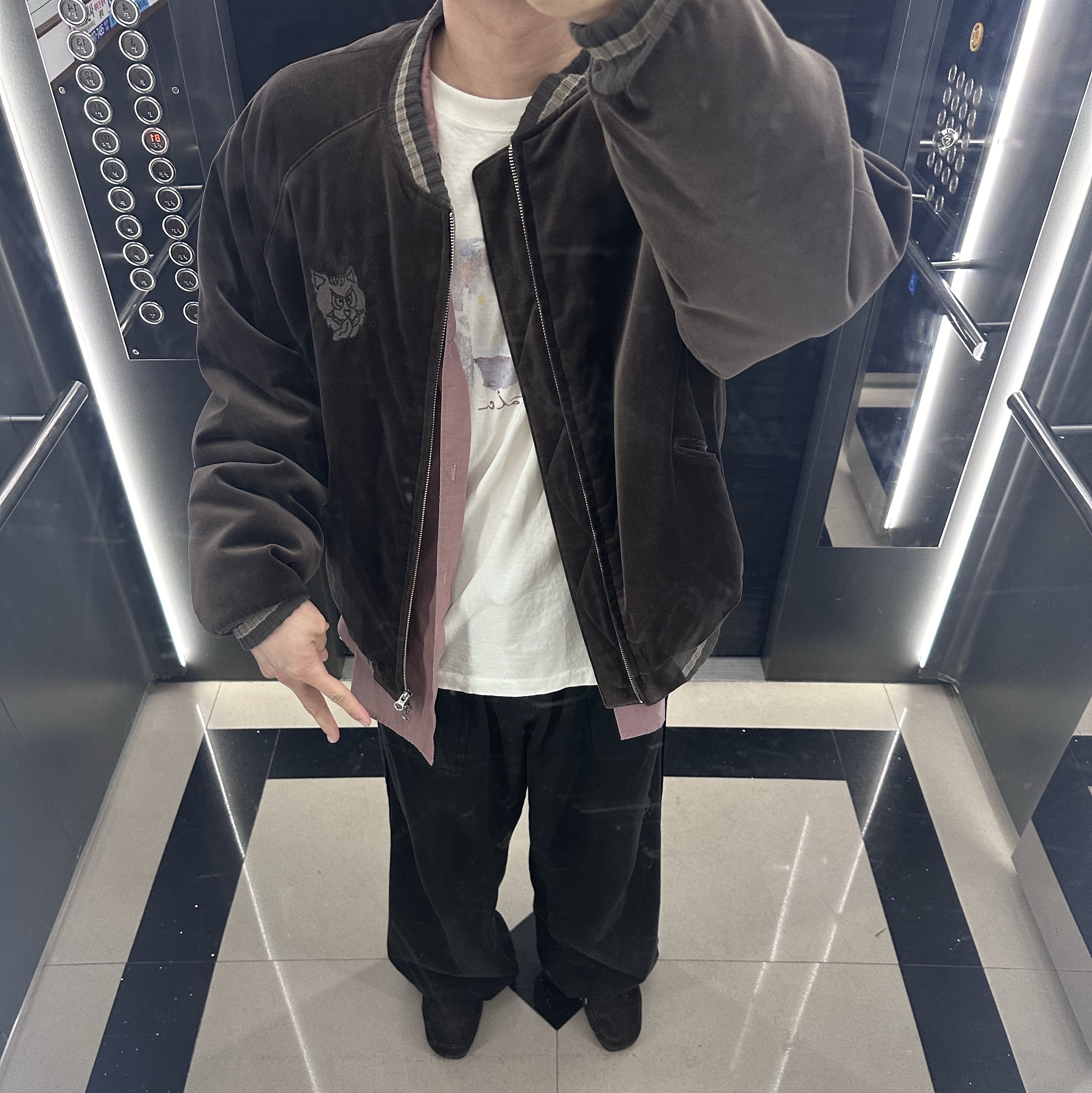 Polyteru x HANK Velvet Souvenir Jacket Brown - 23FW, Polyteru 1011 Fatigue Sweatpants 1.2v Bleached Black 착용 스타일