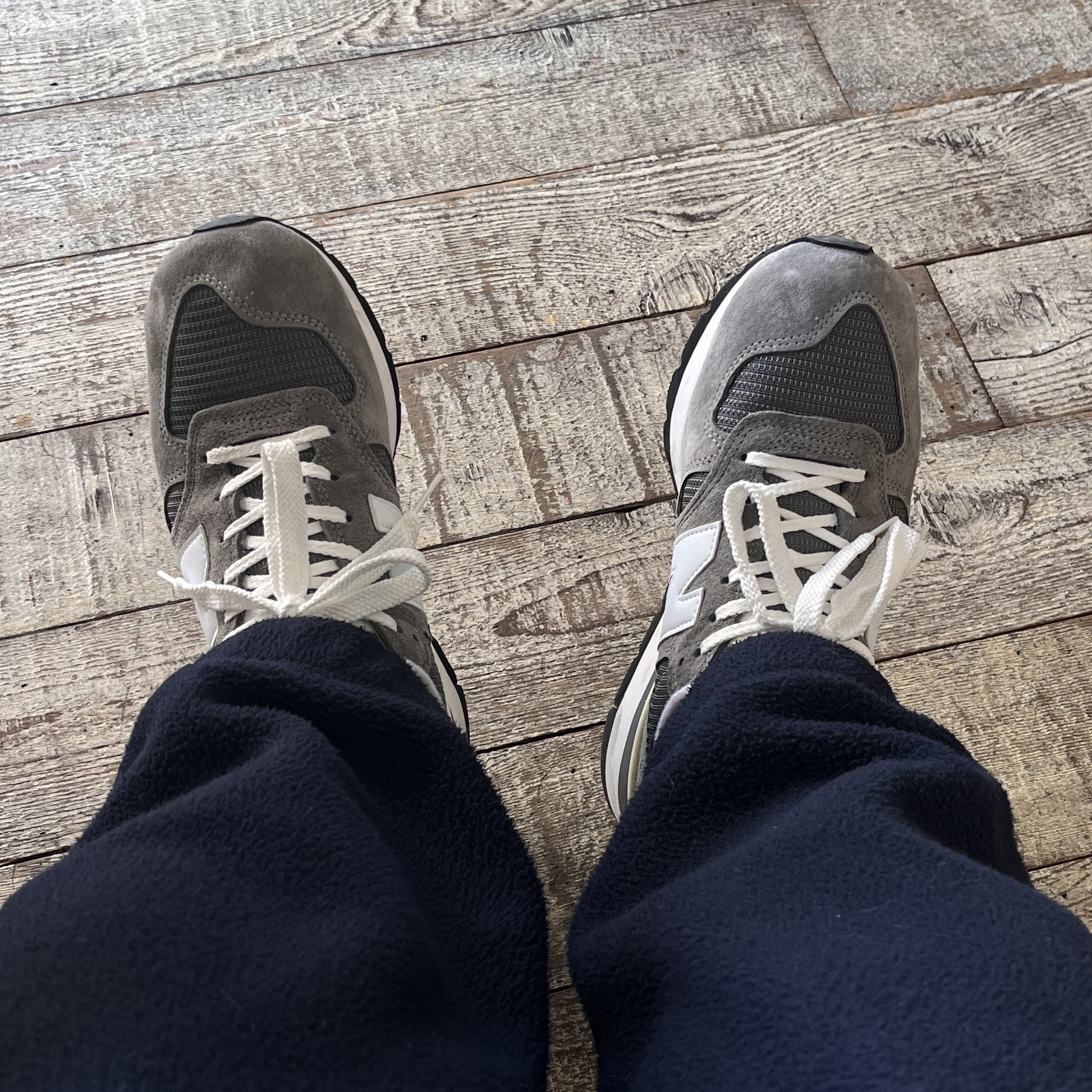New Balance 990 Made in USA Grey 착용 스타일 - 2