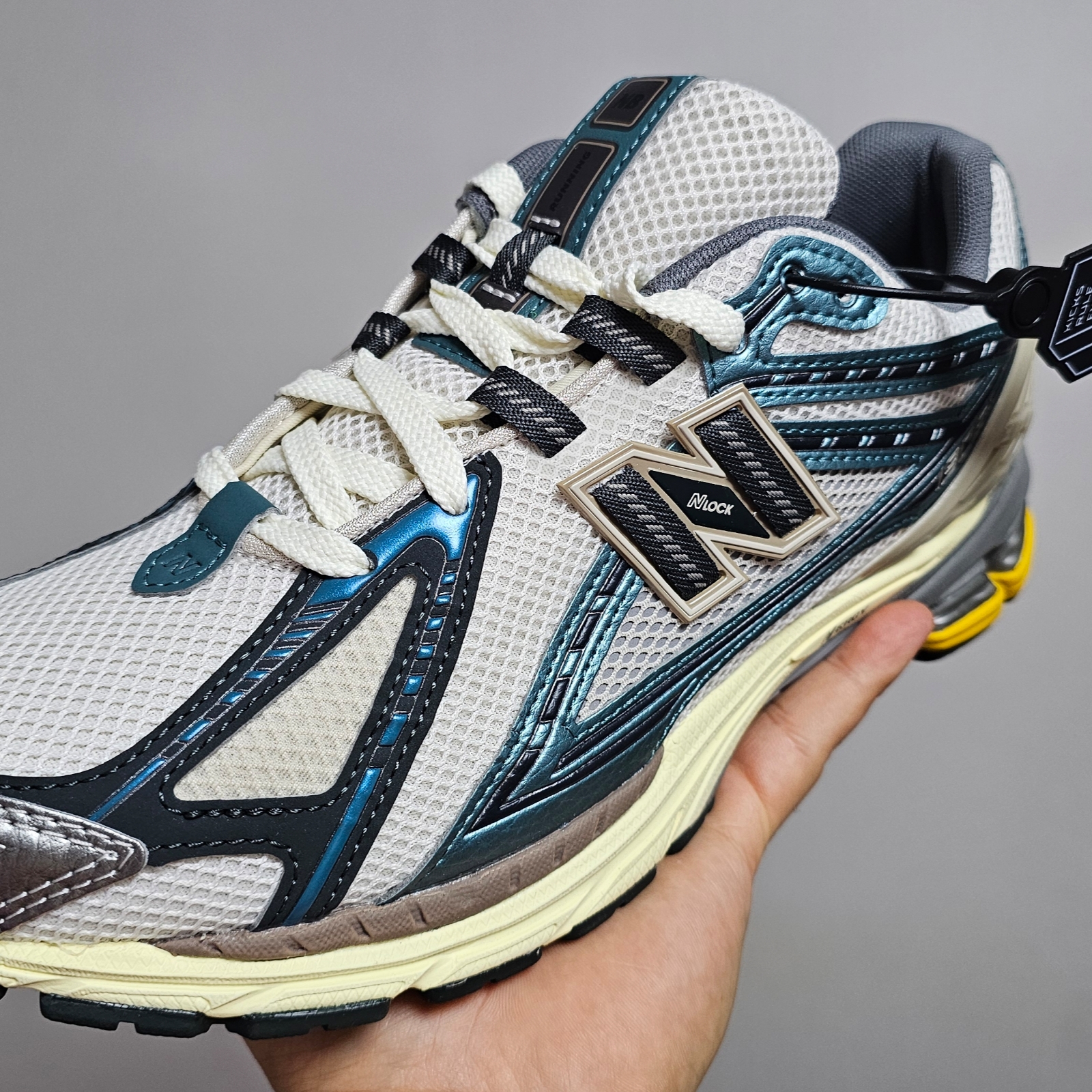 New Balance 1906R Metallic Teal 착용 스타일 - 1