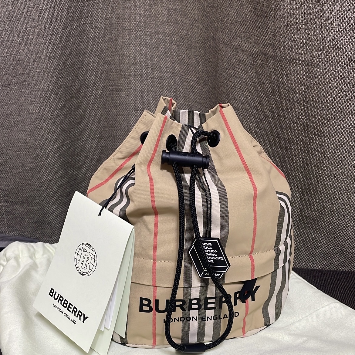 Burberry Icon Stripe Econyl Drawcord Pouch Archive Beige 착용 스타일