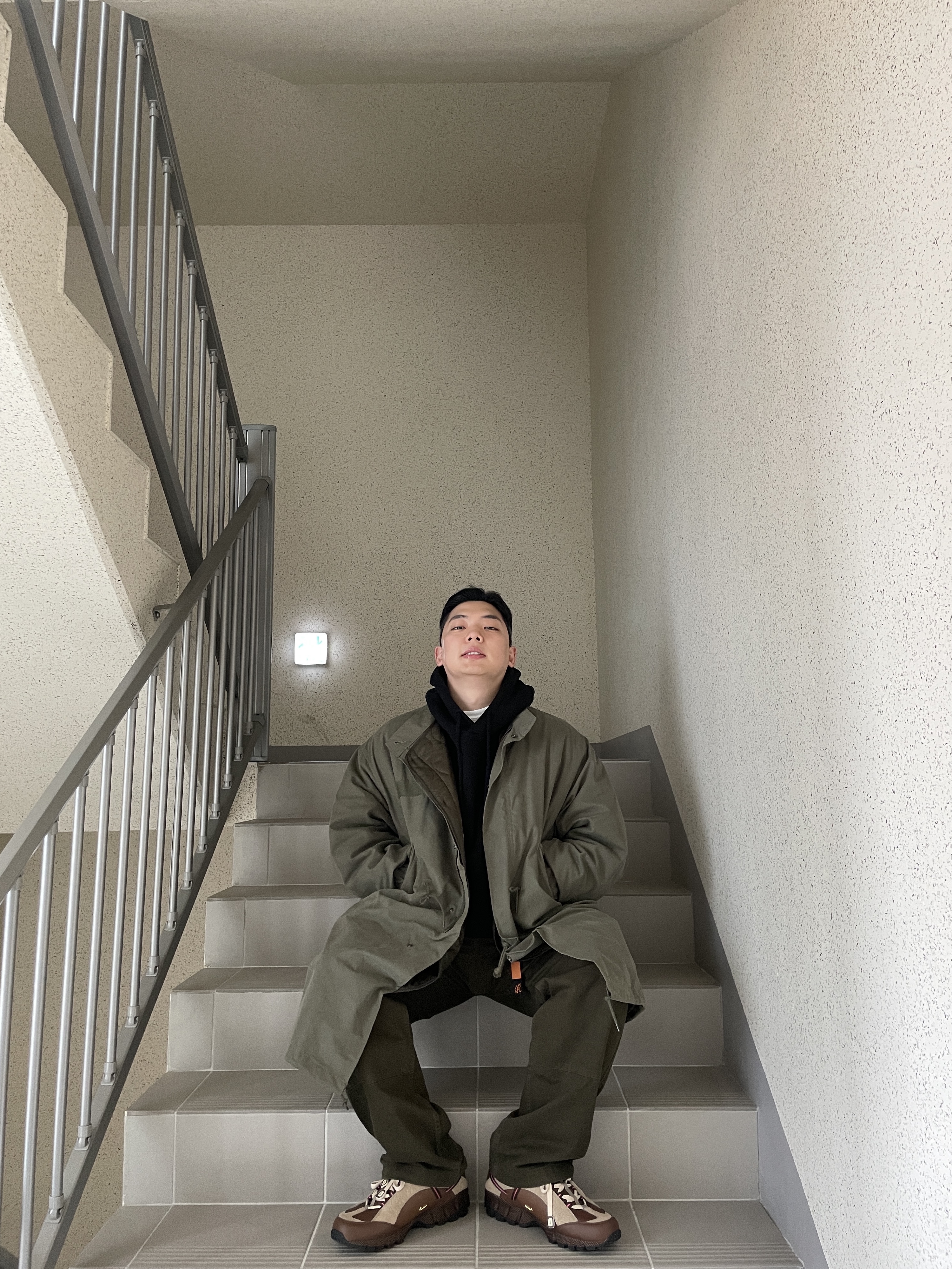 Nike x Jacquemus Air Humara LX Ale Brown and Gold 착용 스타일 - 3