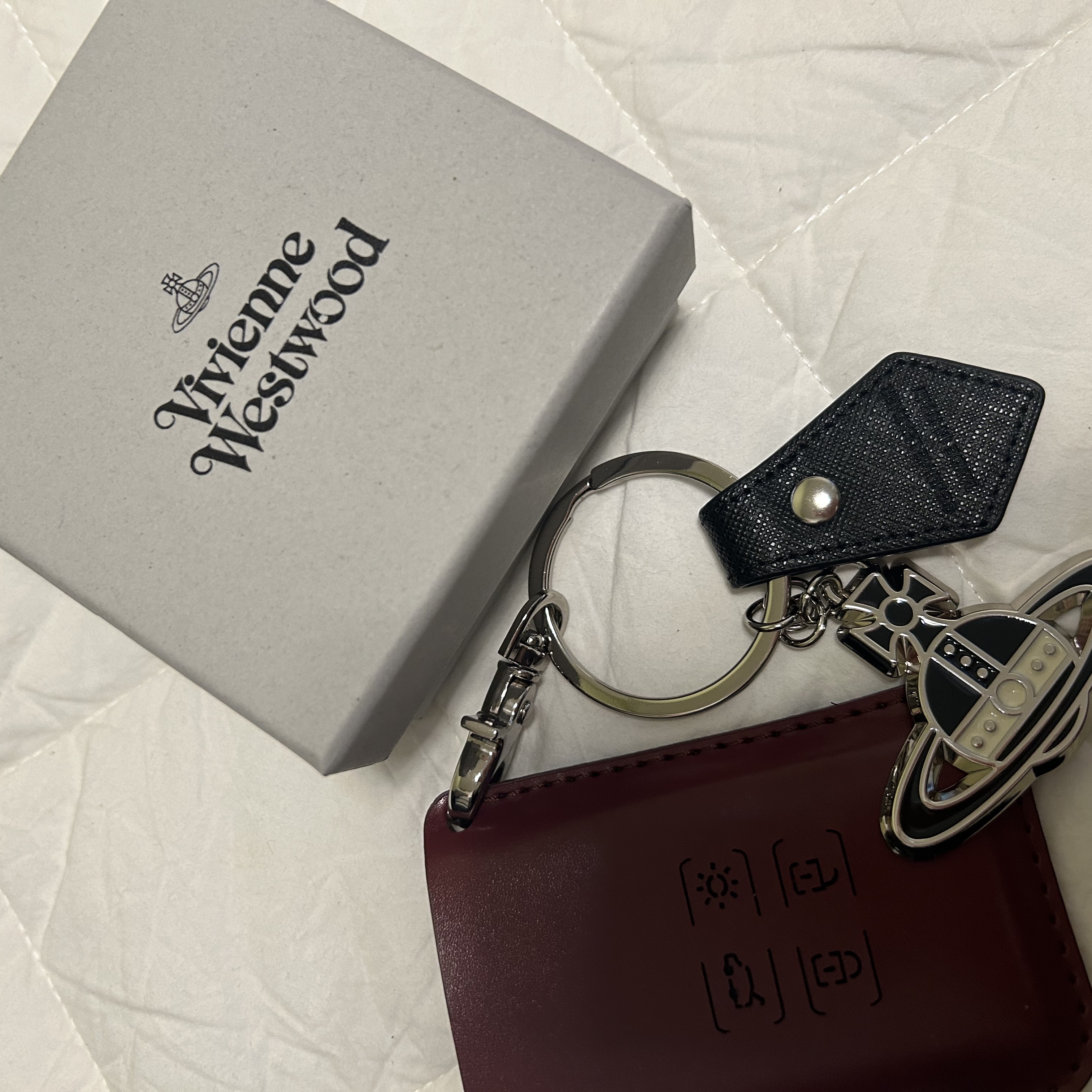 Vivienne Westwood Saffiano Black and White Keyring Black 착용 스타일