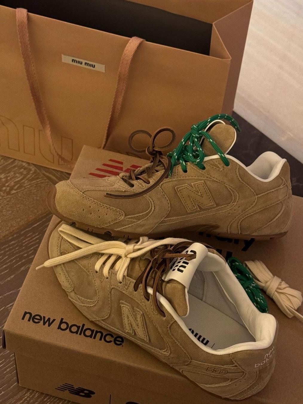 (W) New Balance x Miu Miu 530 Suede Mesh Sneakers Cinnamon, (W) New Balance x Miu Miu 530 Suede Mesh Sneakers Ecru 착용 스타일 - 7
