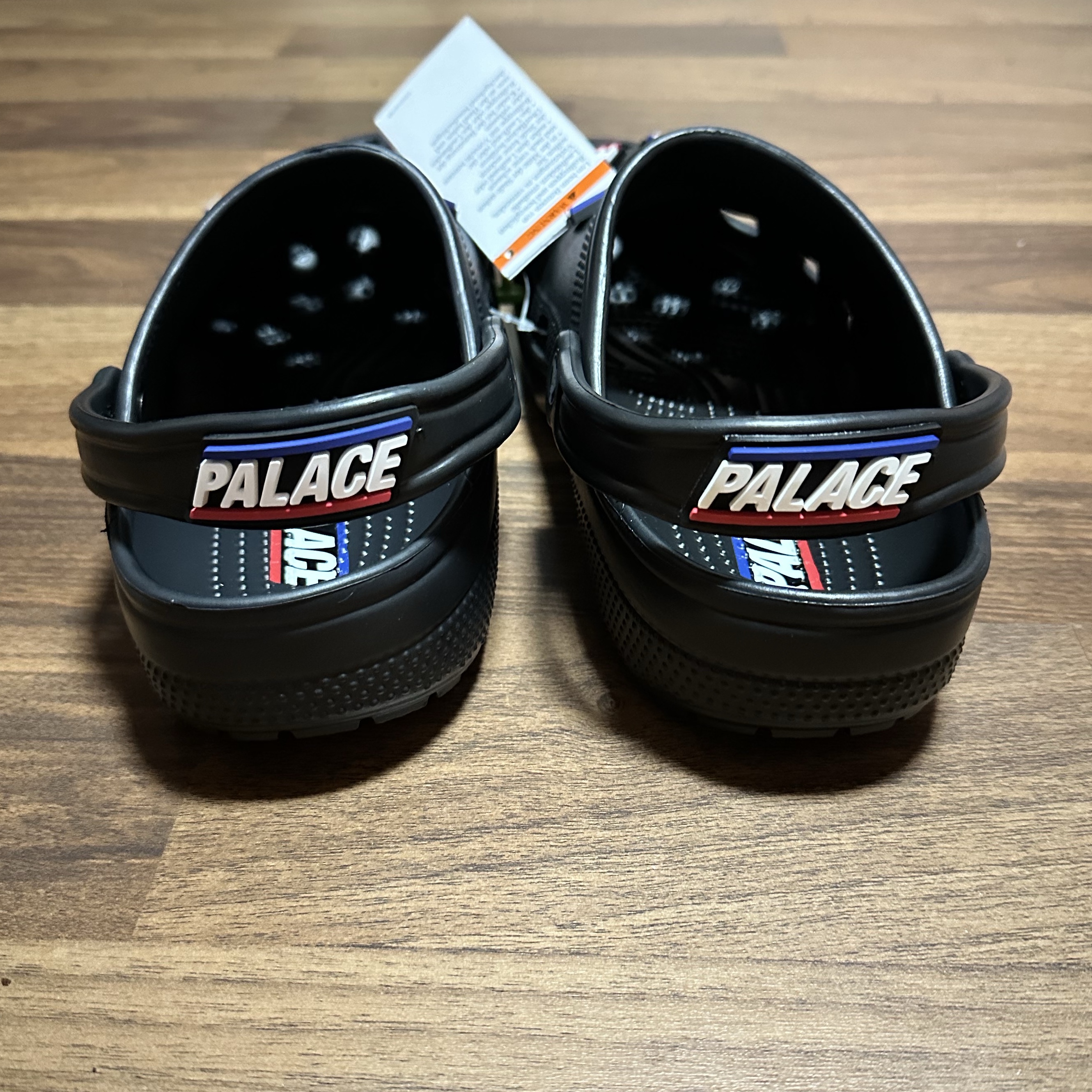 Crocs x Palace Classic Clog Black 착용 스타일 - 4