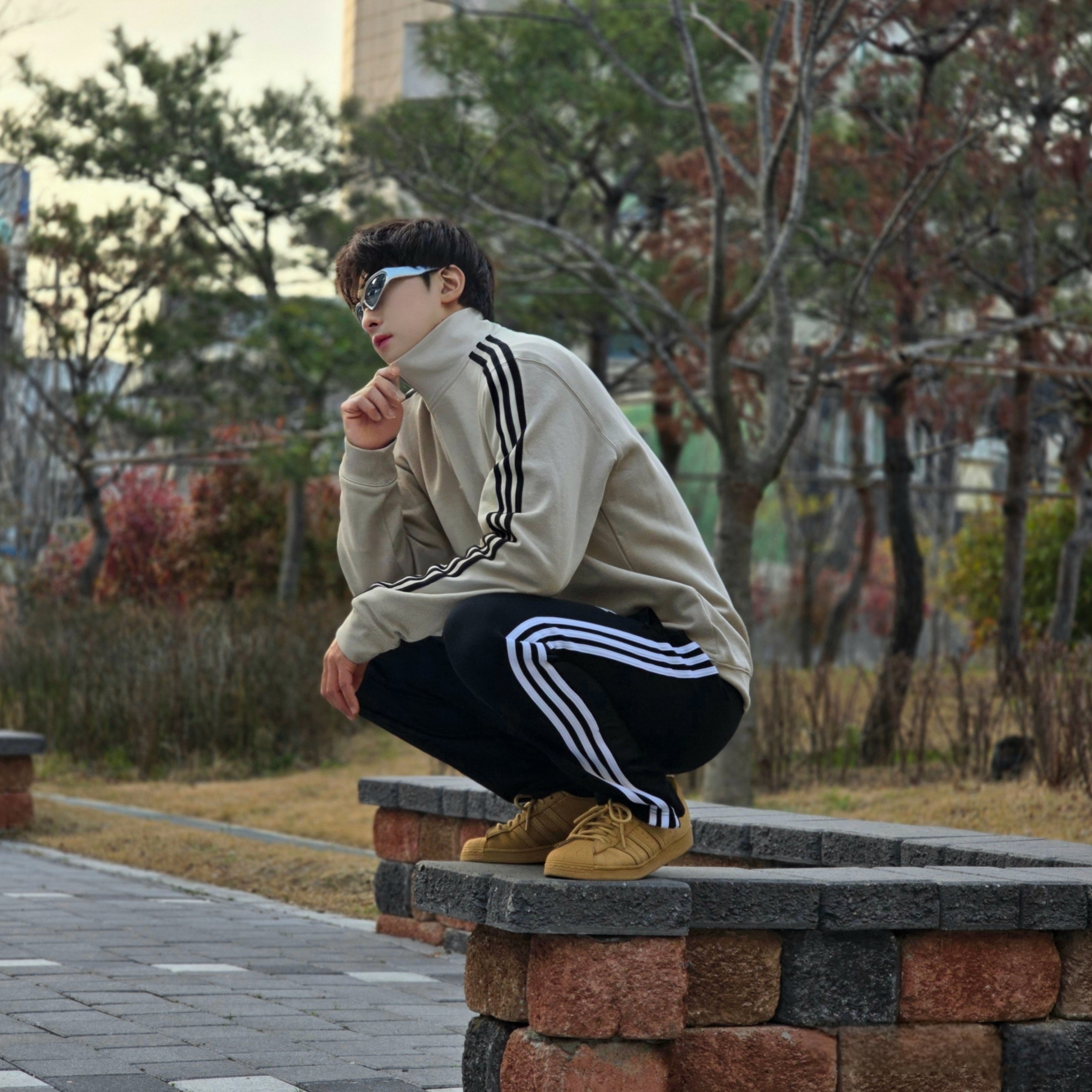 Adidas Adicolor Classic 3-Stripes Half-Zip Sweatshirt Black White - KR Sizing, Adidas Firebird Track Pants Black - KR Sizing 착용 스타일 - 1