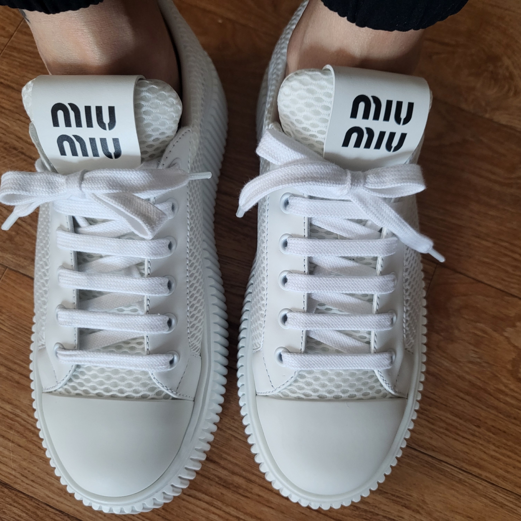 (W) Miu Miu Mesh Flatform Sneakers White 착용 스타일 - 4
