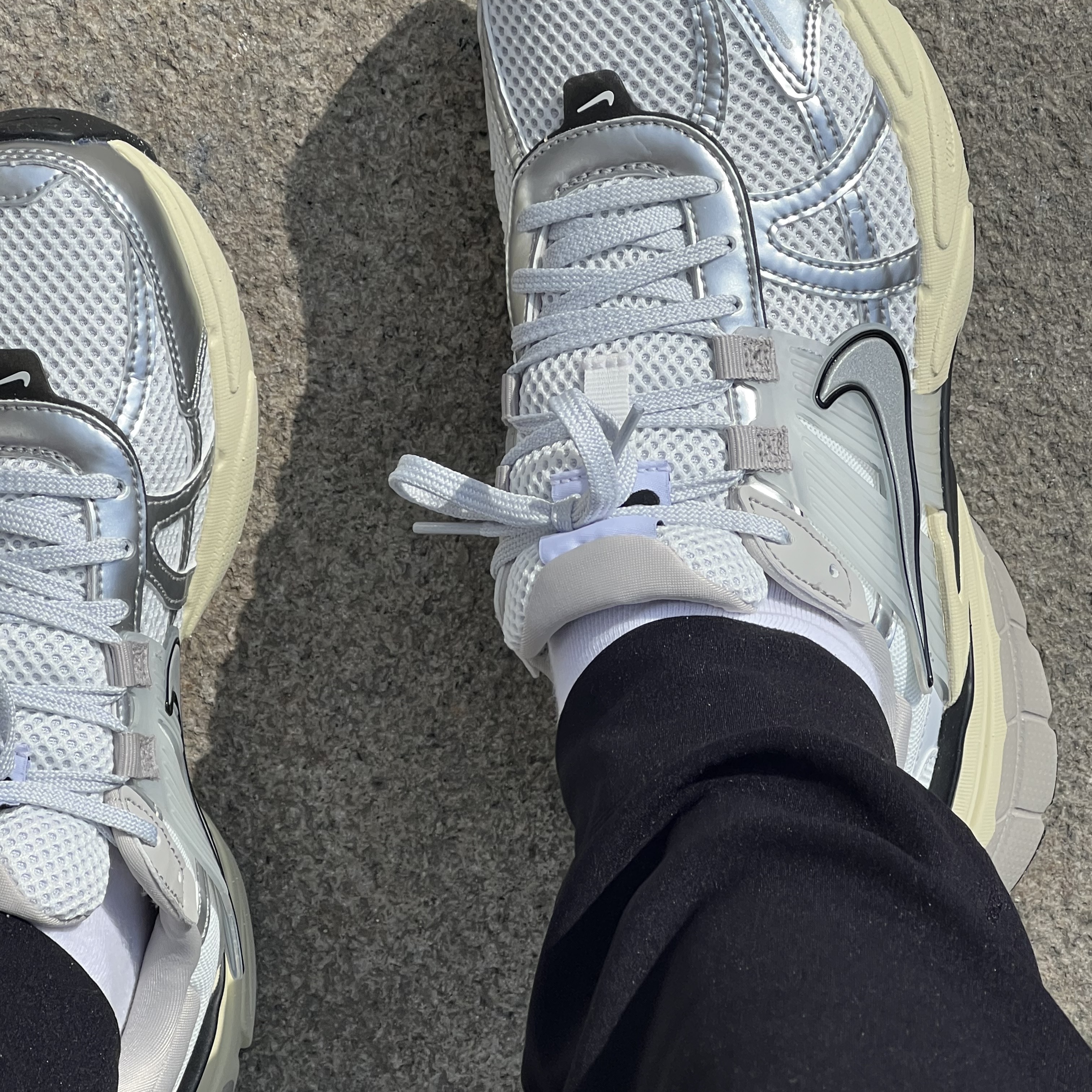 Nike V2K Run Summit White Metallic Silver 착용 스타일