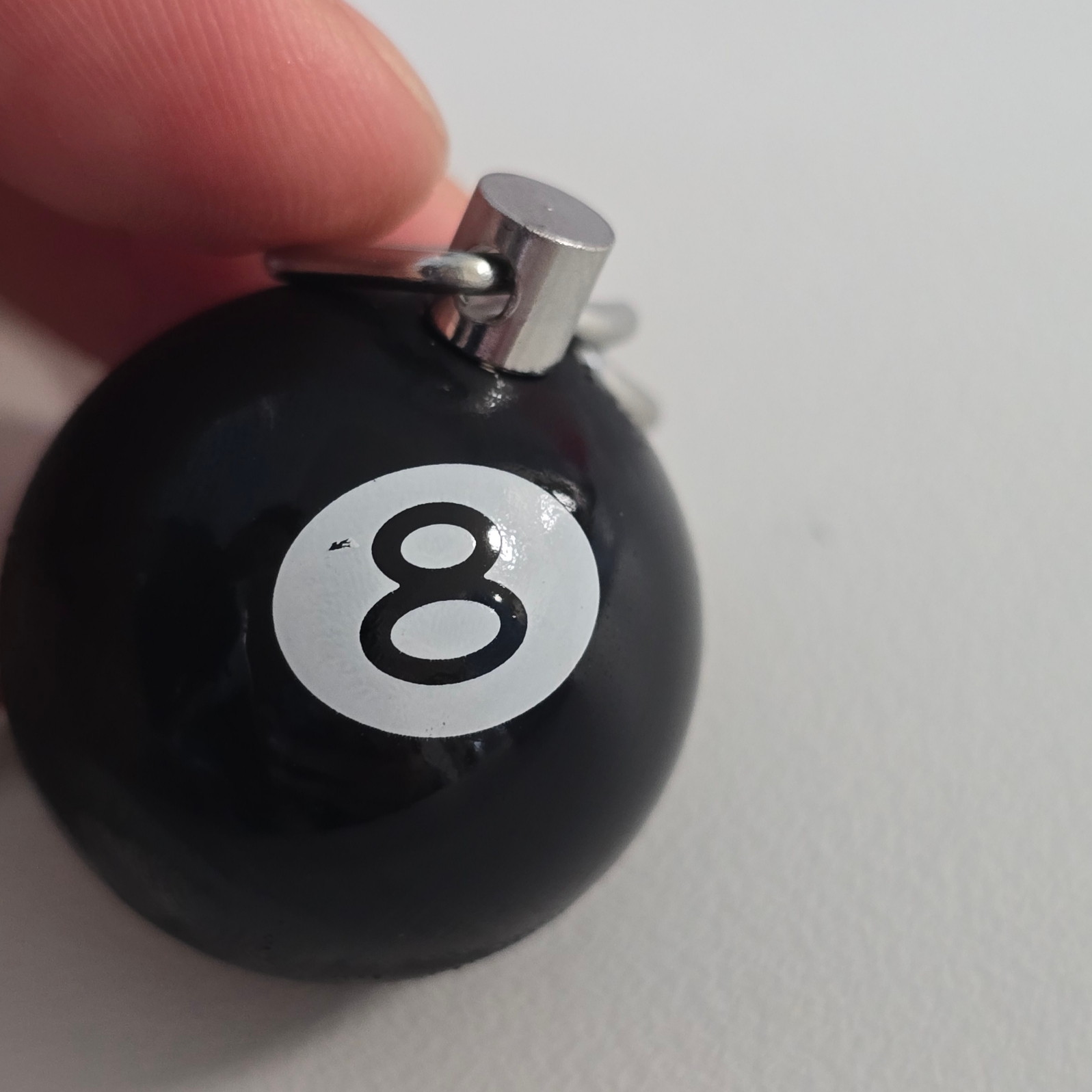 Stussy 8 Ball Keychain Black 착용 스타일