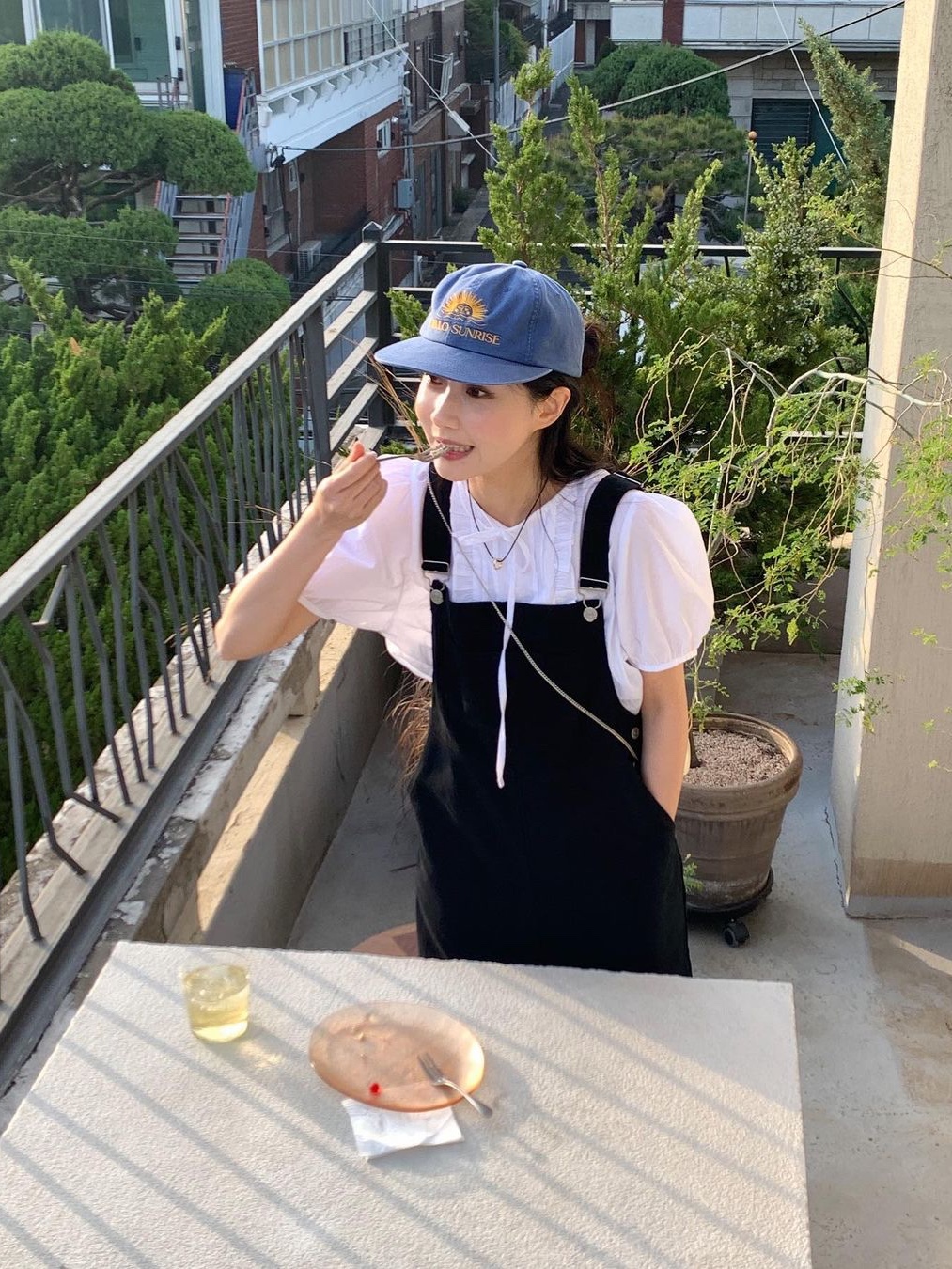 Hello Sunrise Washed OG Logo 6panel Cap Ocean Blue 착용 스타일