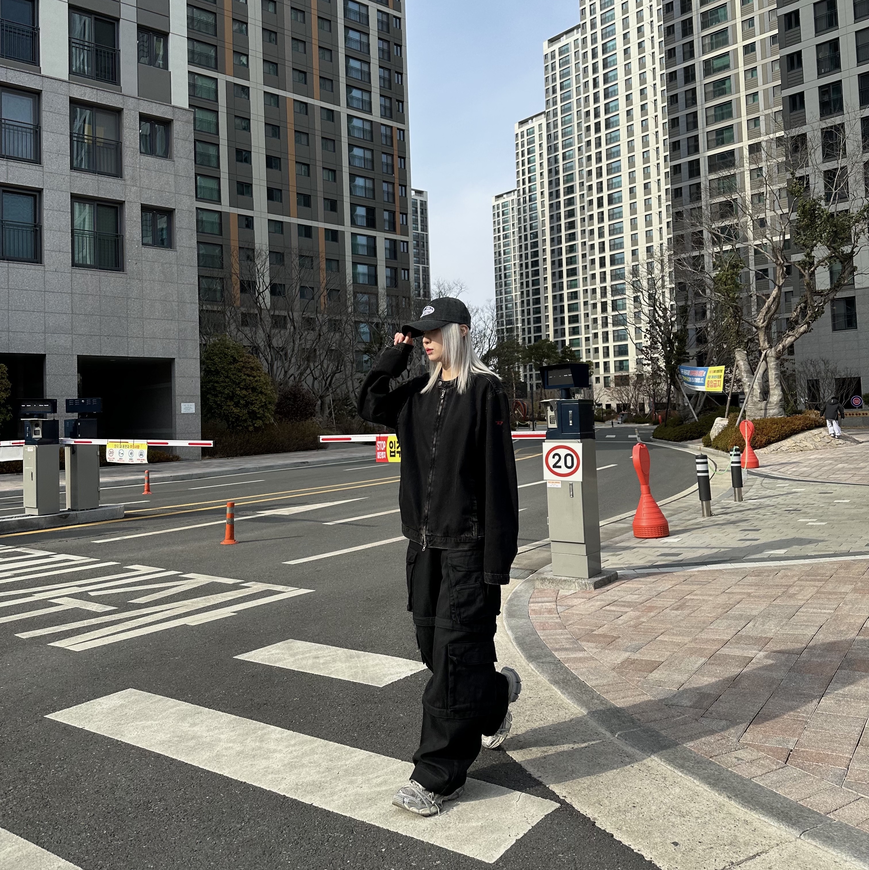 Project G/R Oversized Convertible Cargo Pants Coated Black, Balenciaga 3XL Sneakers Light Beige 착용 스타일 - 2