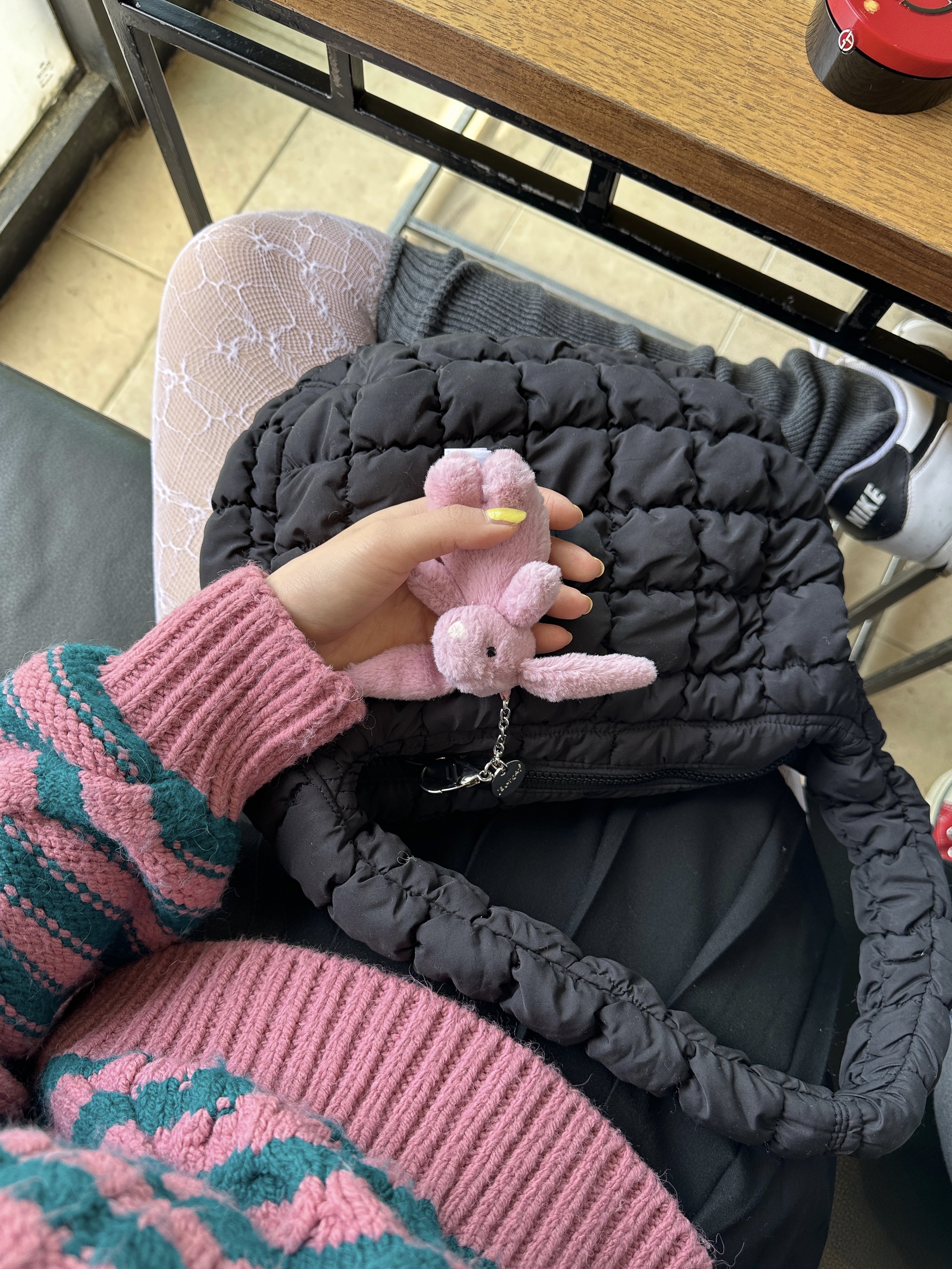 COS Quilted Mini Bag Black, Jellycat Bashful Bunny Bag Charm Tulip 착용 스타일 - 2