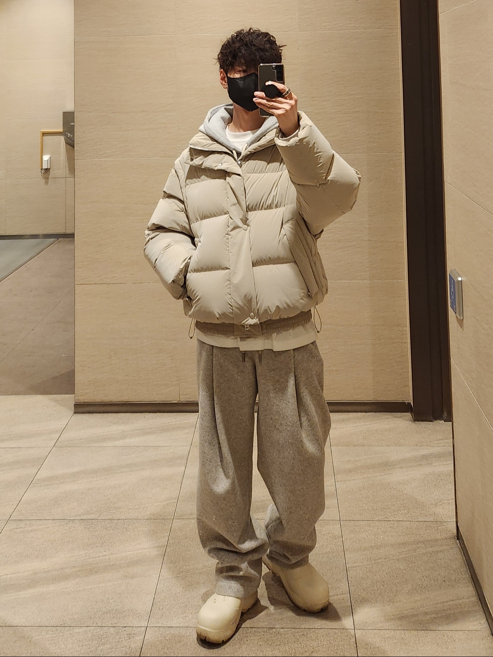 Bottega Veneta Puddle Ankle Boots Sea Salt, Puma x AMI Hoodie Light Gray Heather 착용 스타일 - 3