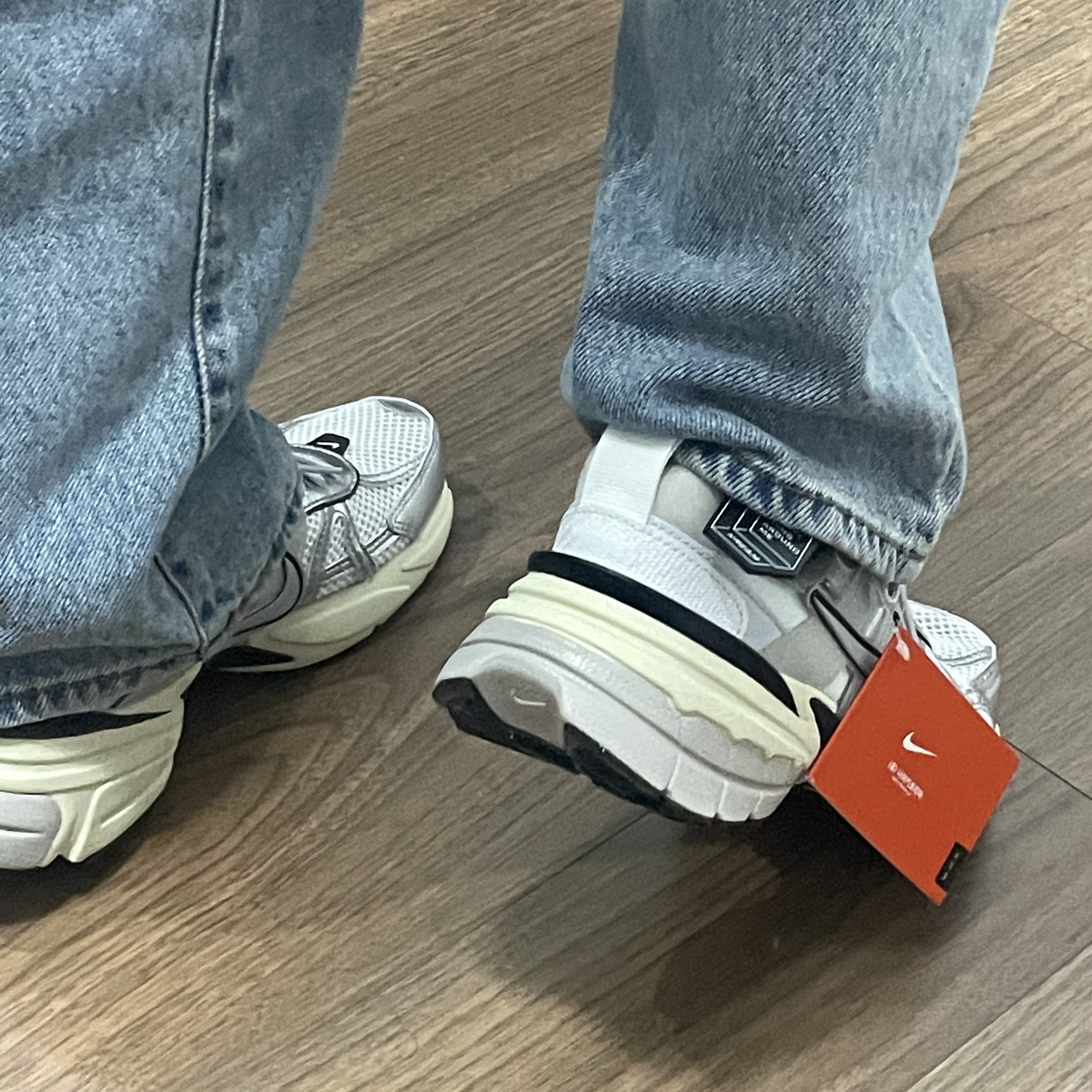 Nike V2K Run Summit White Metallic Silver 착용 스타일