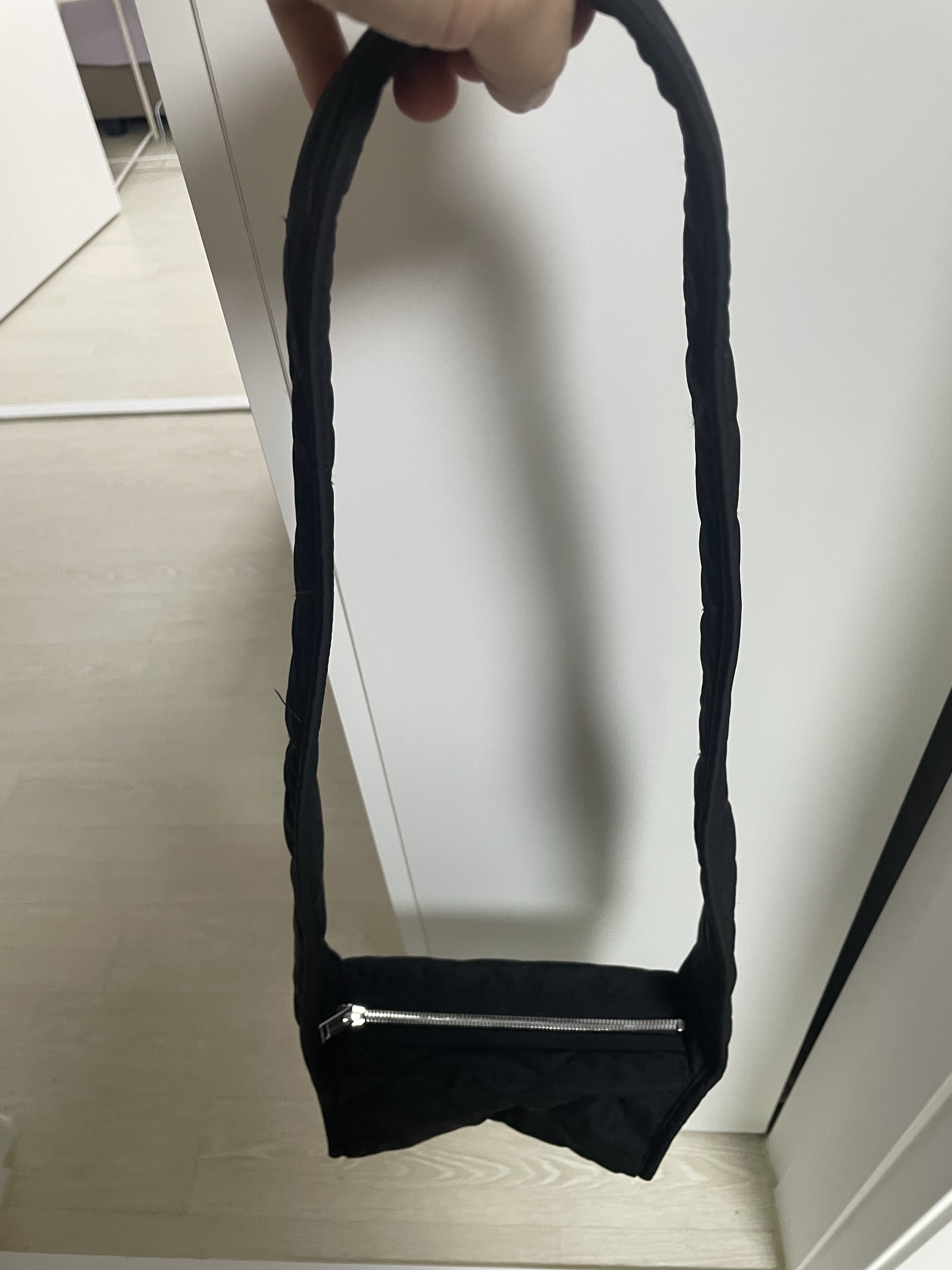 COS Diamond Quilted Mini Crossbody Bag Black 착용 스타일