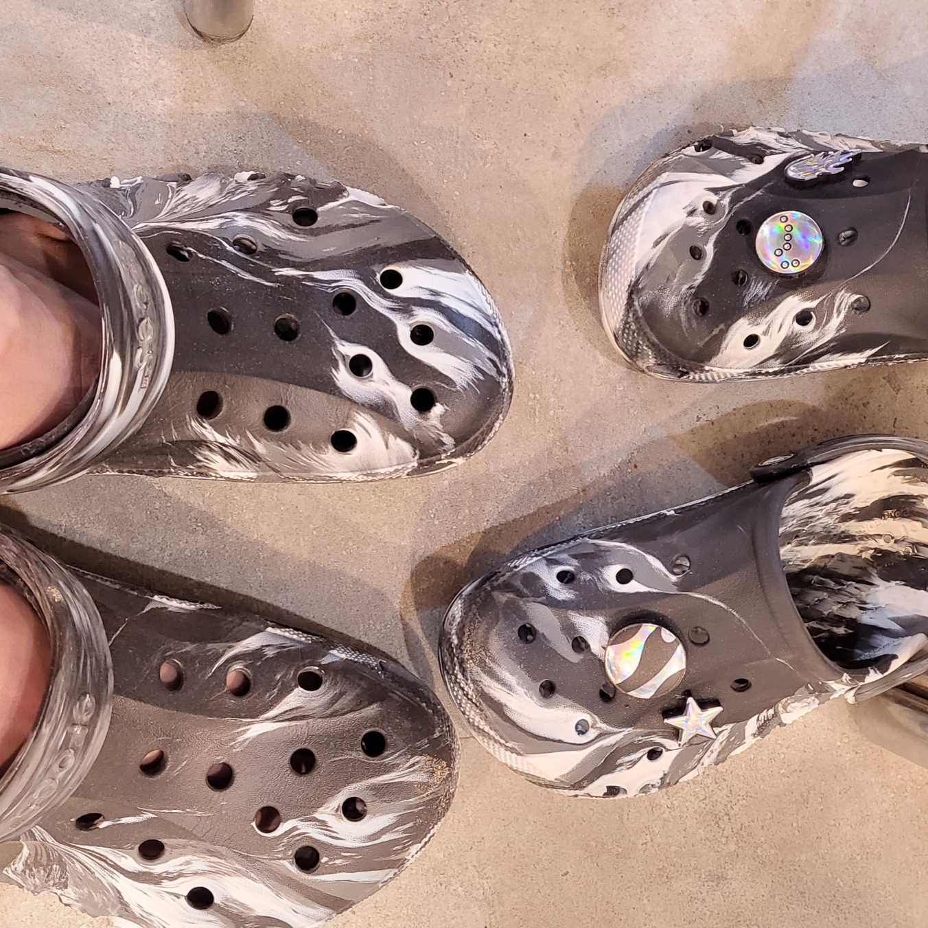 Crocs Marbled Baya Clog Black 착용 스타일 - 2