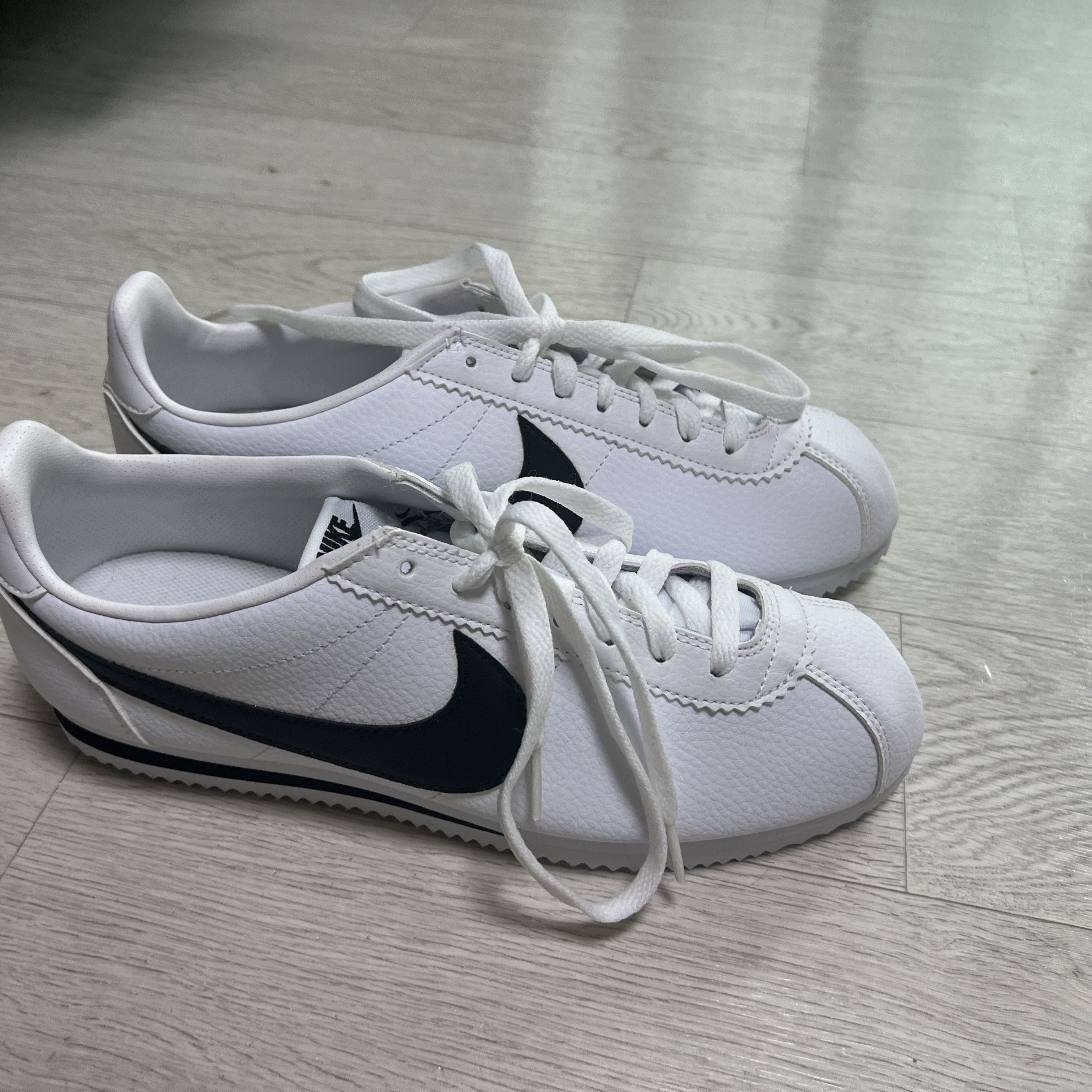Nike Classic Cortez Leather White Black 착용 스타일