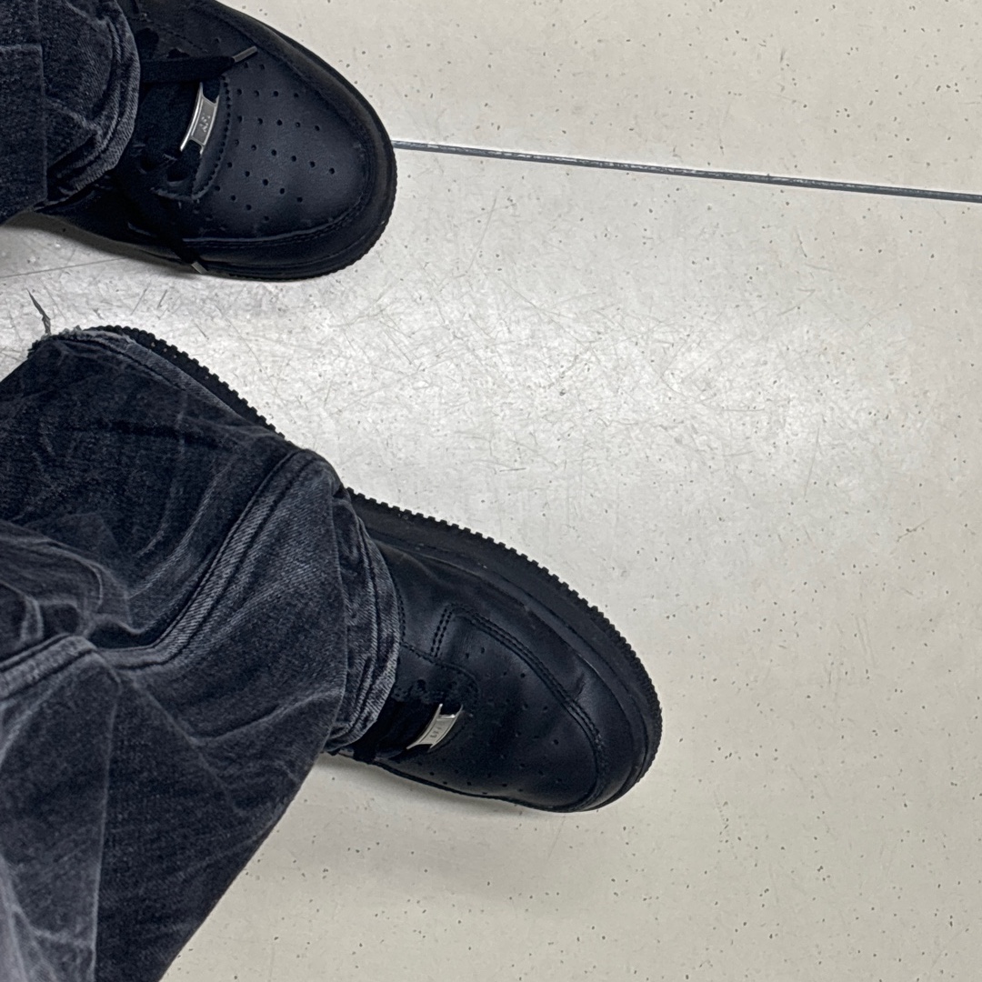 Nike Air Force 1 '07 Low Triple Black 착용 스타일