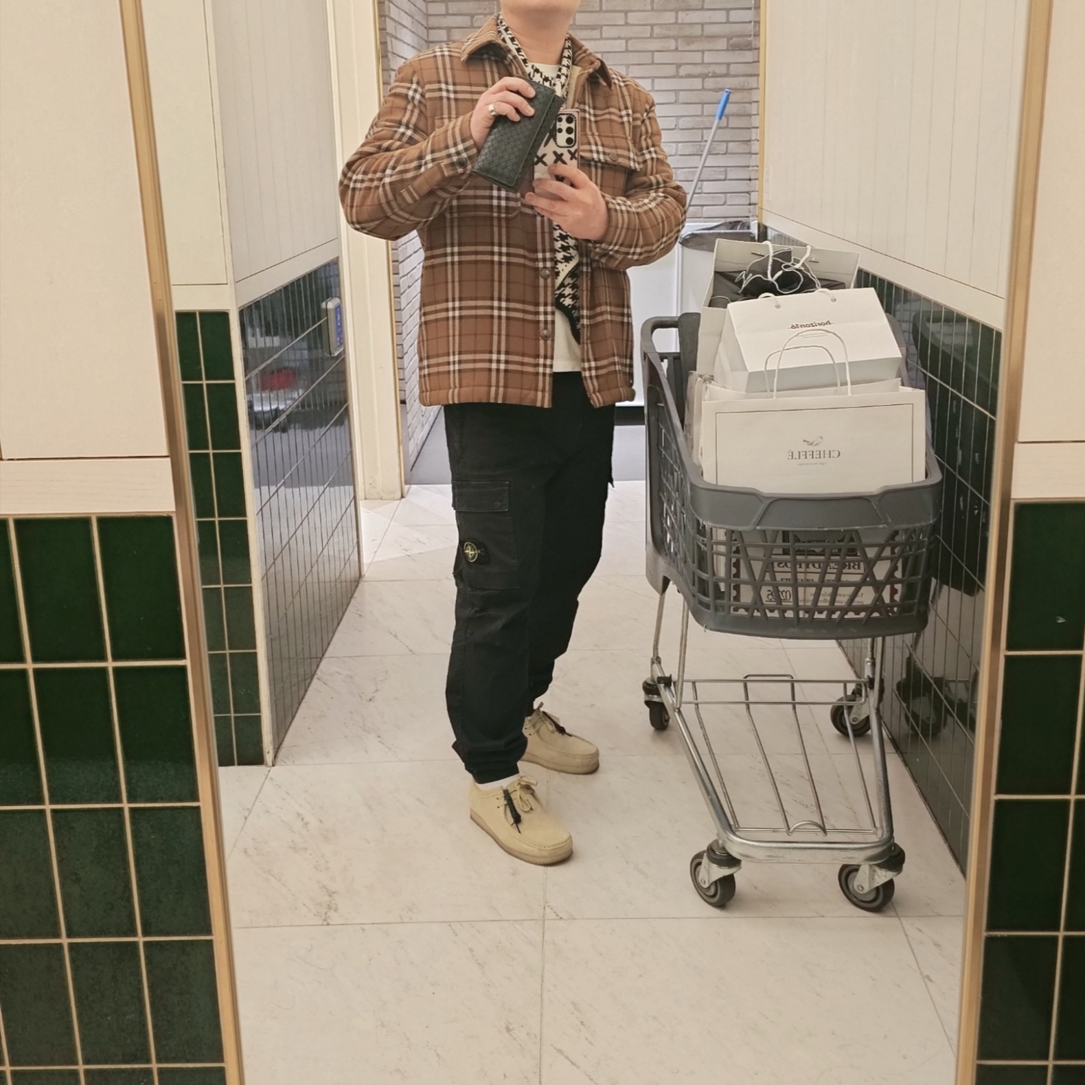 Clarks Wallabee Maple Suede, Stone Island 313L1 T.CO+OLD Cargo Pants Black - 22FW 착용 스타일 - 2