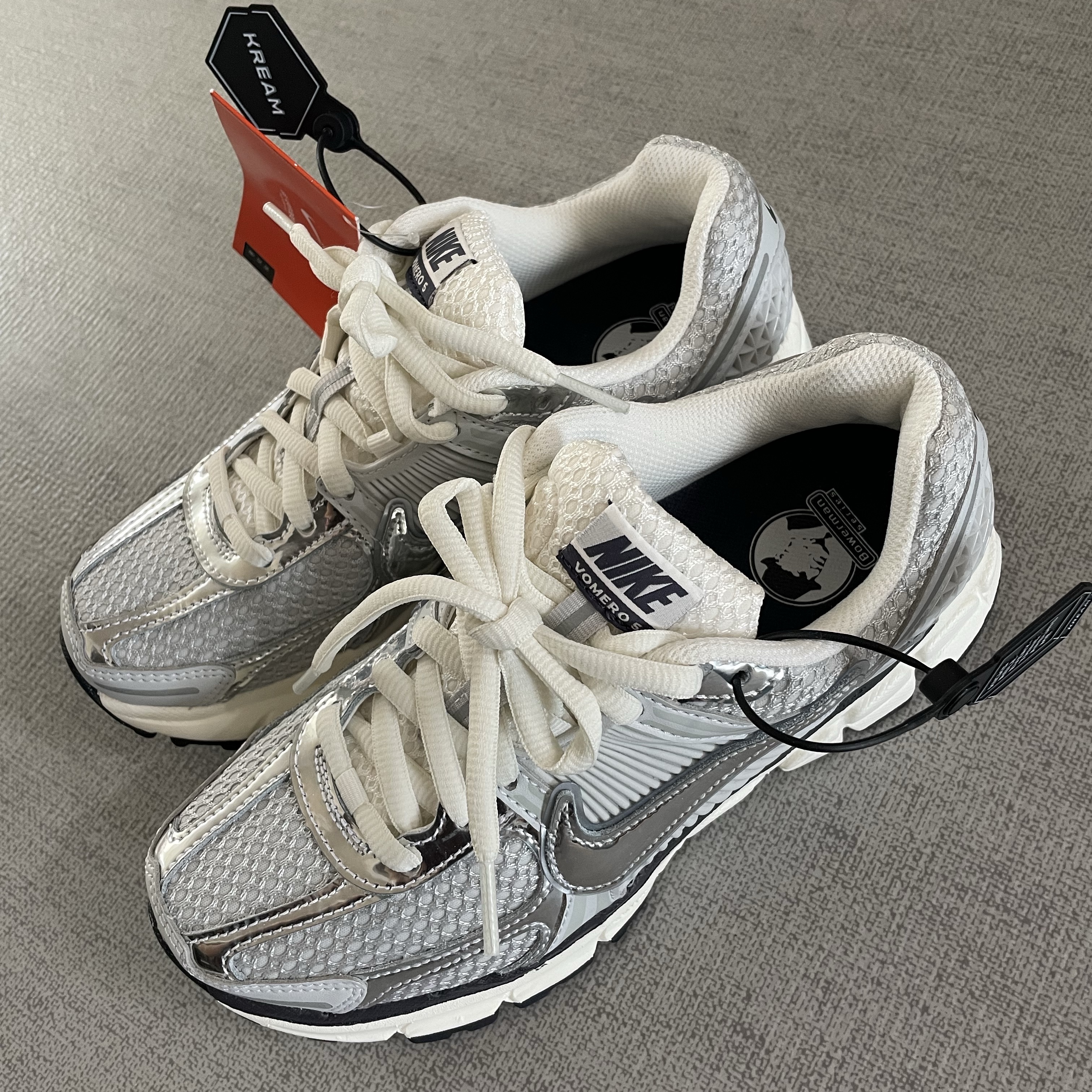 (W) Nike Zoom Vomero 5 Photon Dust and Metallic Silver 착용 스타일