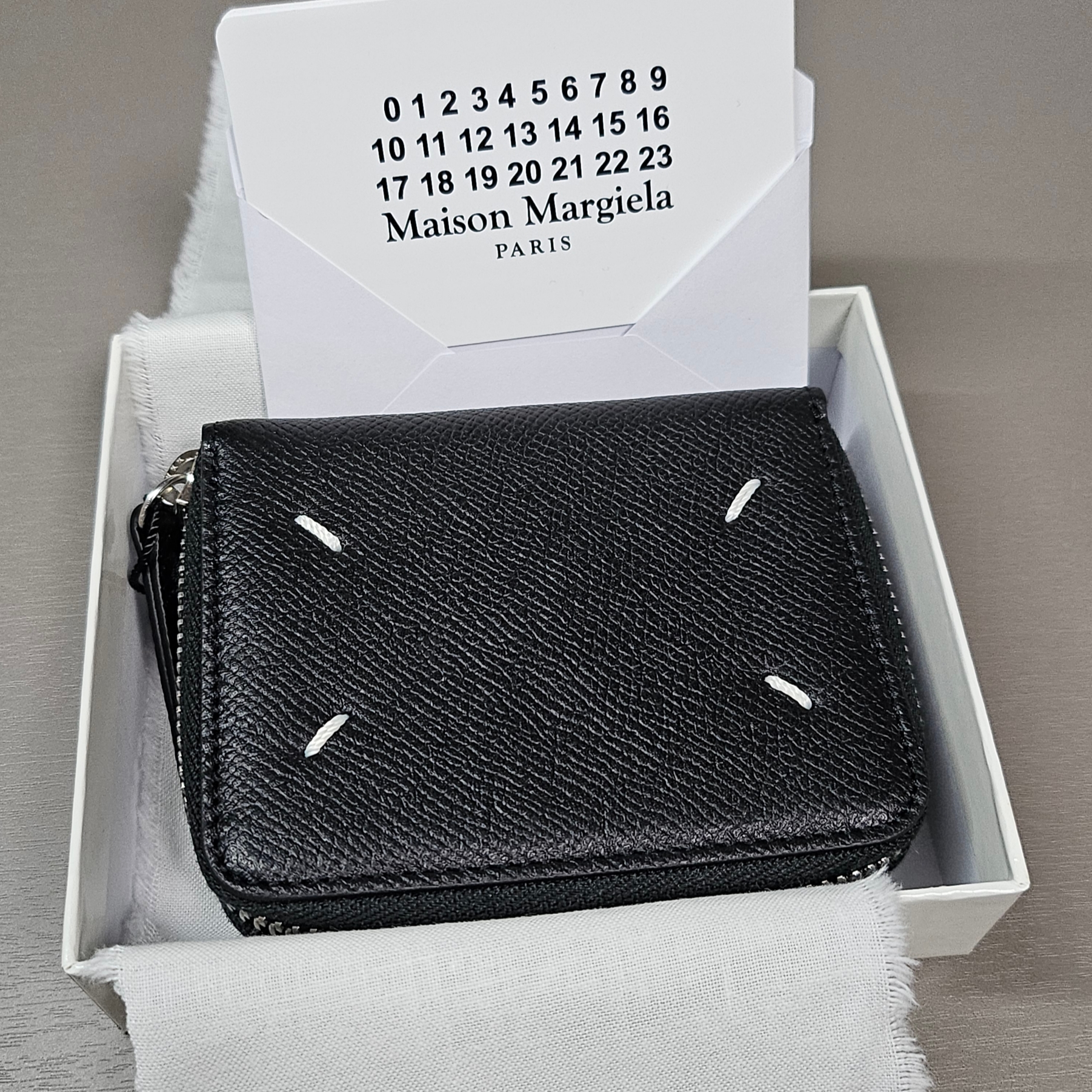 Maison Margiela Zip Around Compact Wallet Black 착용 스타일