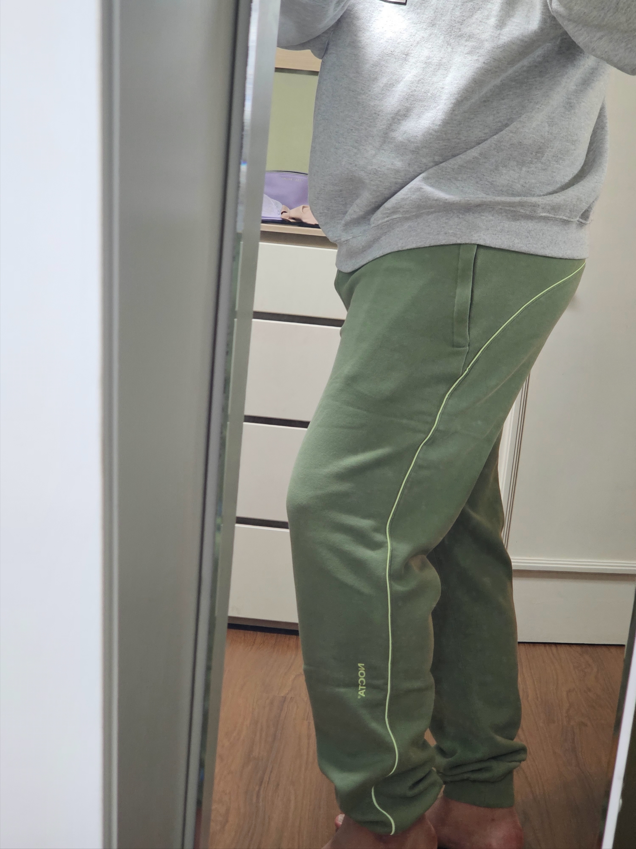 Nike x Drake Nocta Fleece Pants Oil Green (FN7661-386) 착용 스타일 - 1