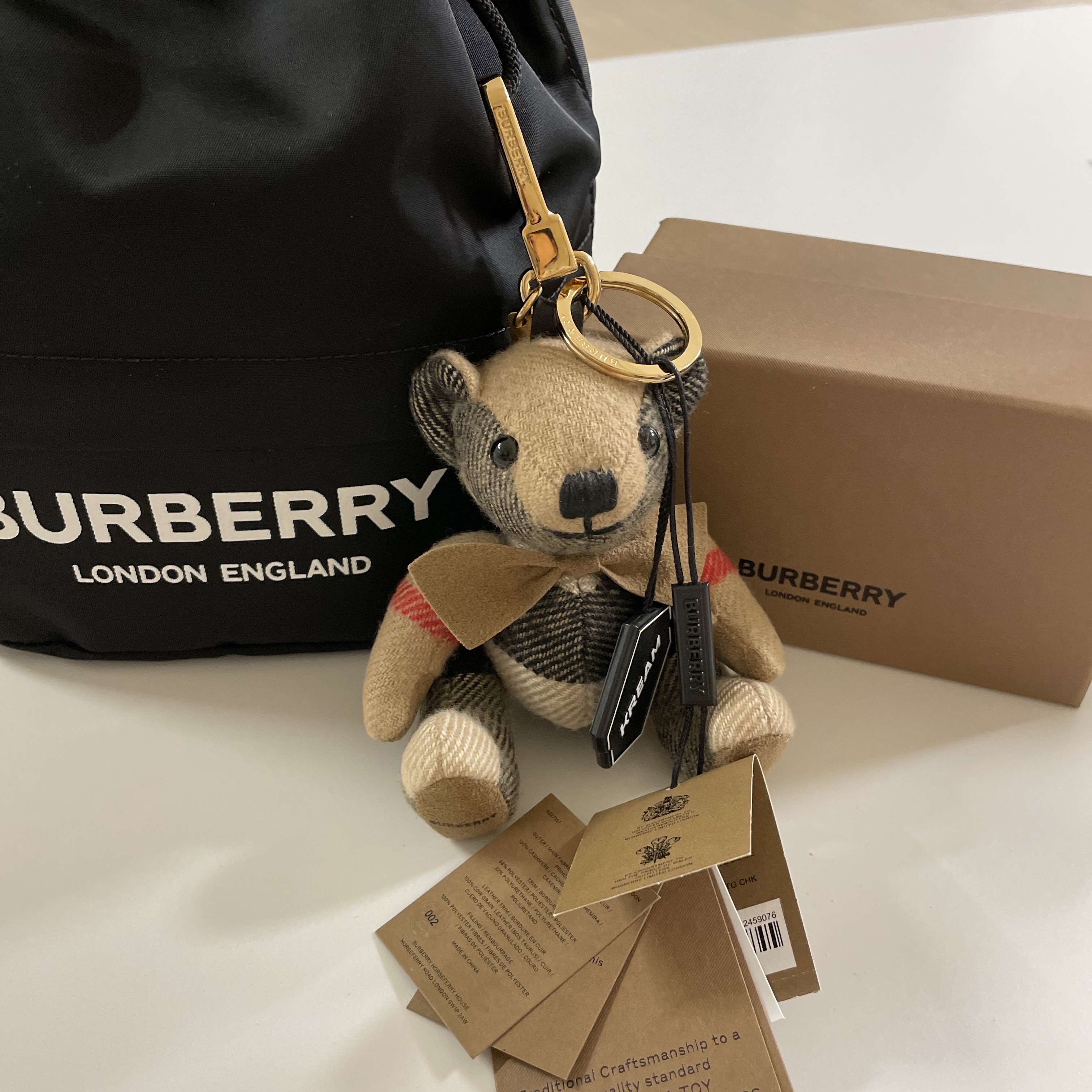 Burberry Bow Tie Thomas Bear Charm Archive Beige 착용 스타일
