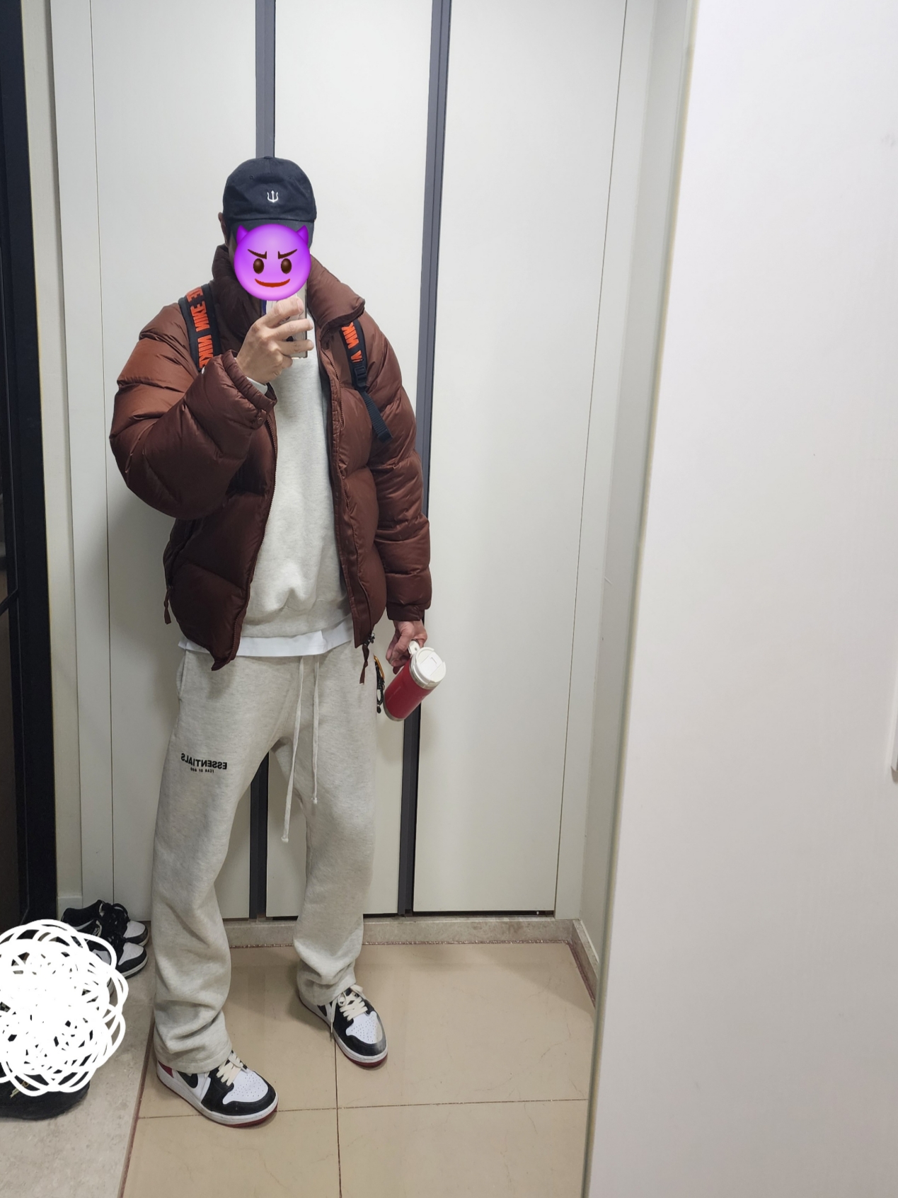 The North Face 1996 Retro Nuptse Jacket Dark Oak, Essentials The Core Collection Crewneck Sweatshirt Light Oatmeal 착용 스타일
