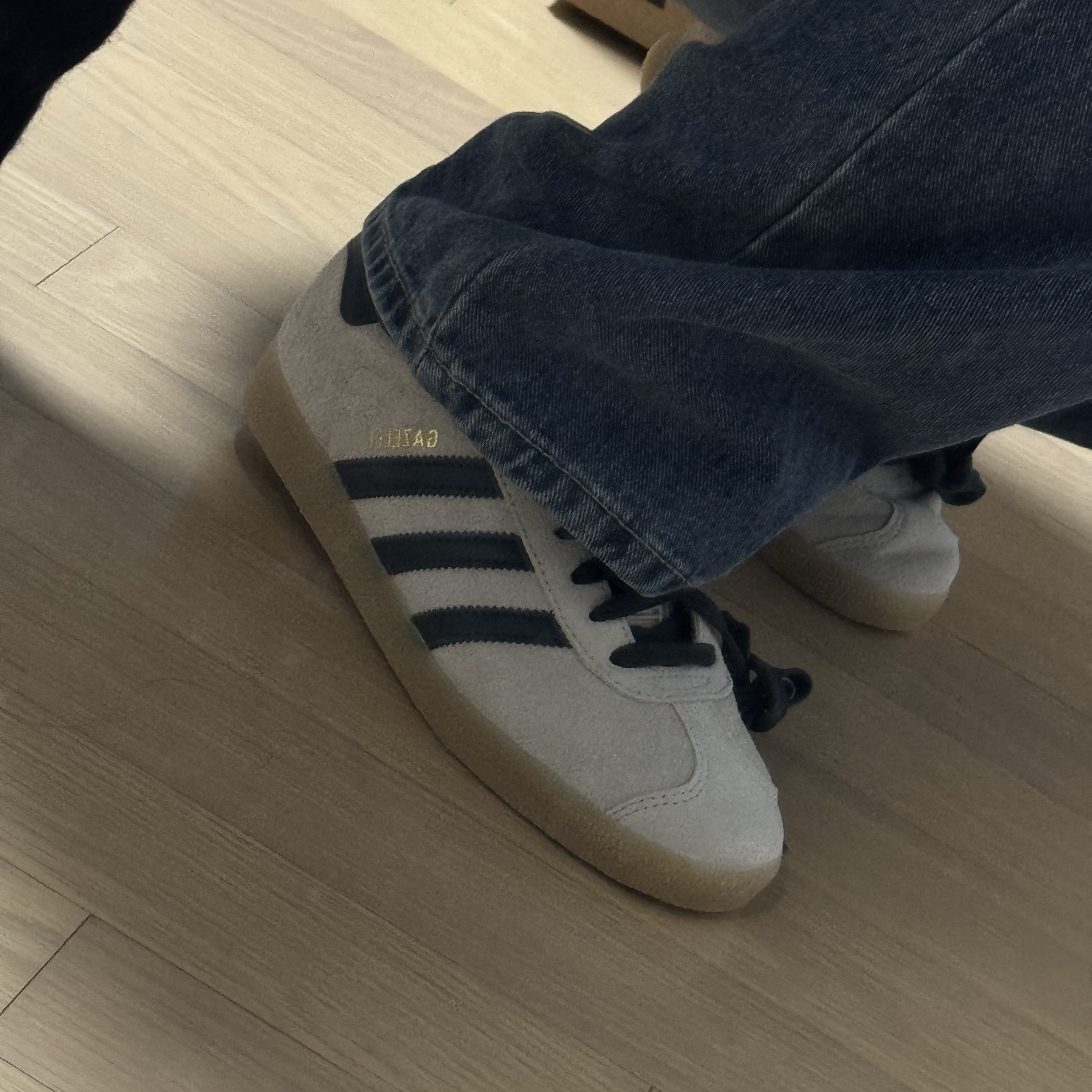 Adidas Gazelle Wonder Taupe Night Indigo 착용 스타일