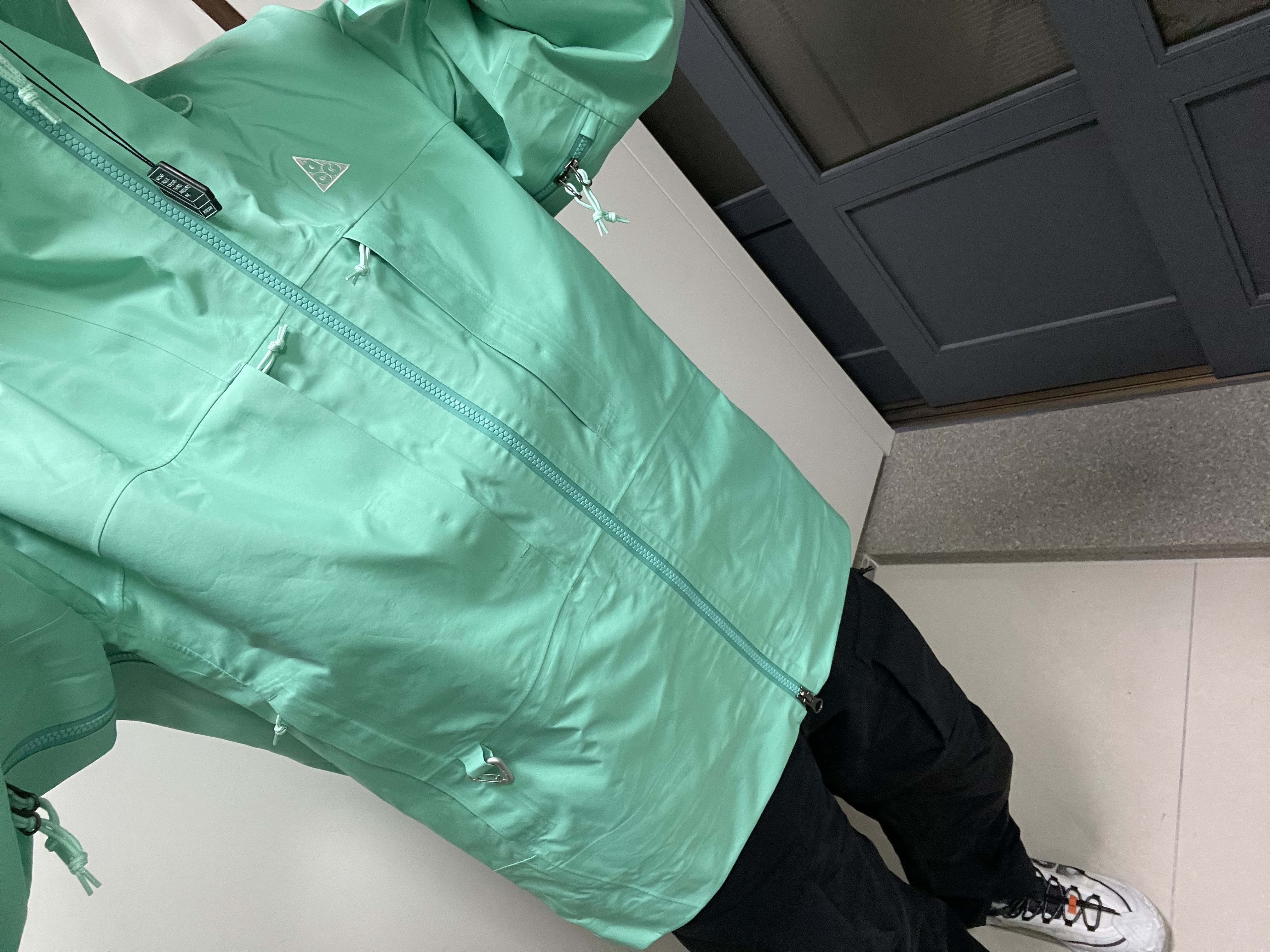 Nike ACG Mountain Fly 2 Low Summit White and Bright Mandarin, Nike ACG Storm-Fit ADV Gore-Tex Misery Ridge Jacket Light Menta - Asia 착용 스타일