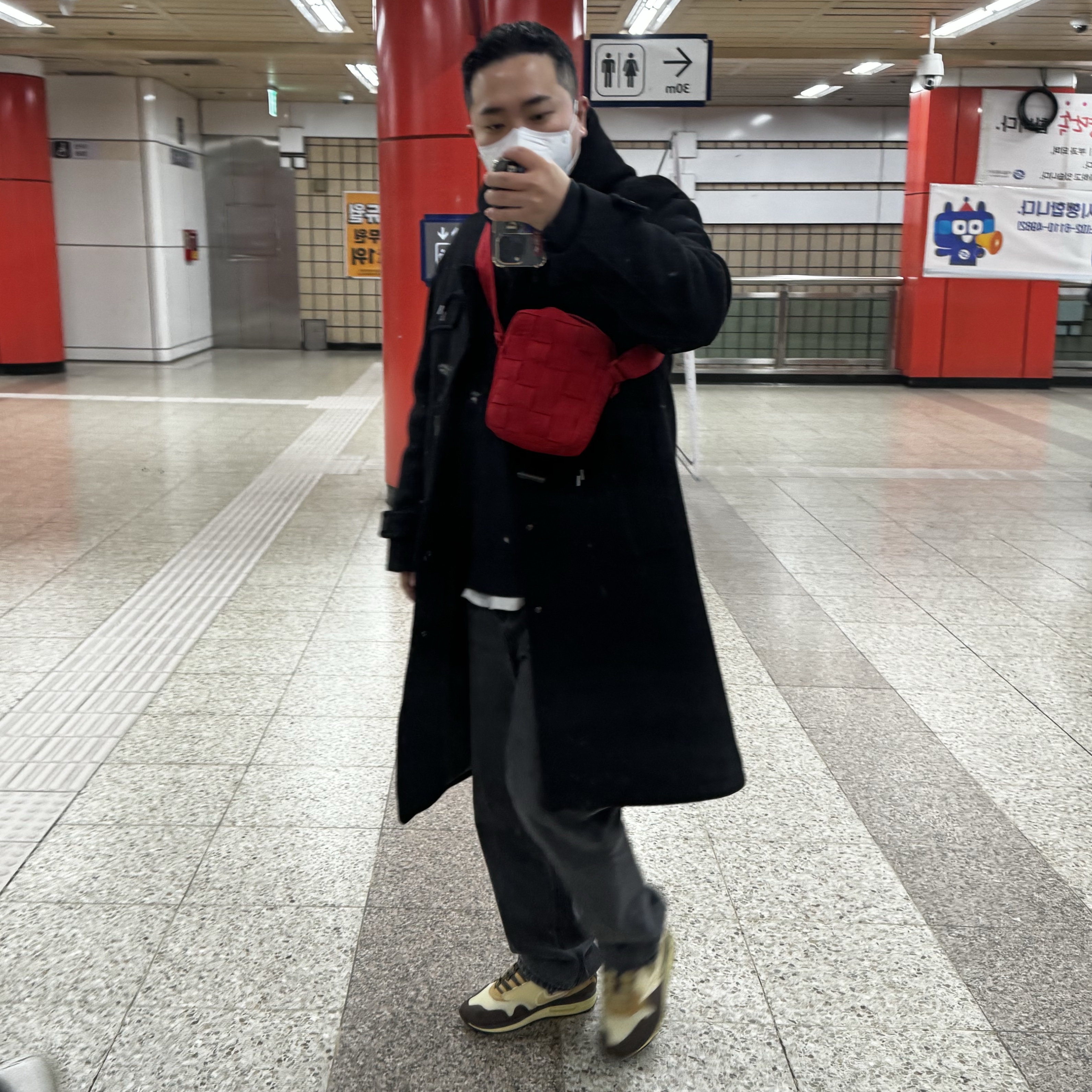 Supreme Woven Shoulder Bag Red - 23SS, Nike x Travis Scott Air Max 1 Cact.us Brown 착용 스타일