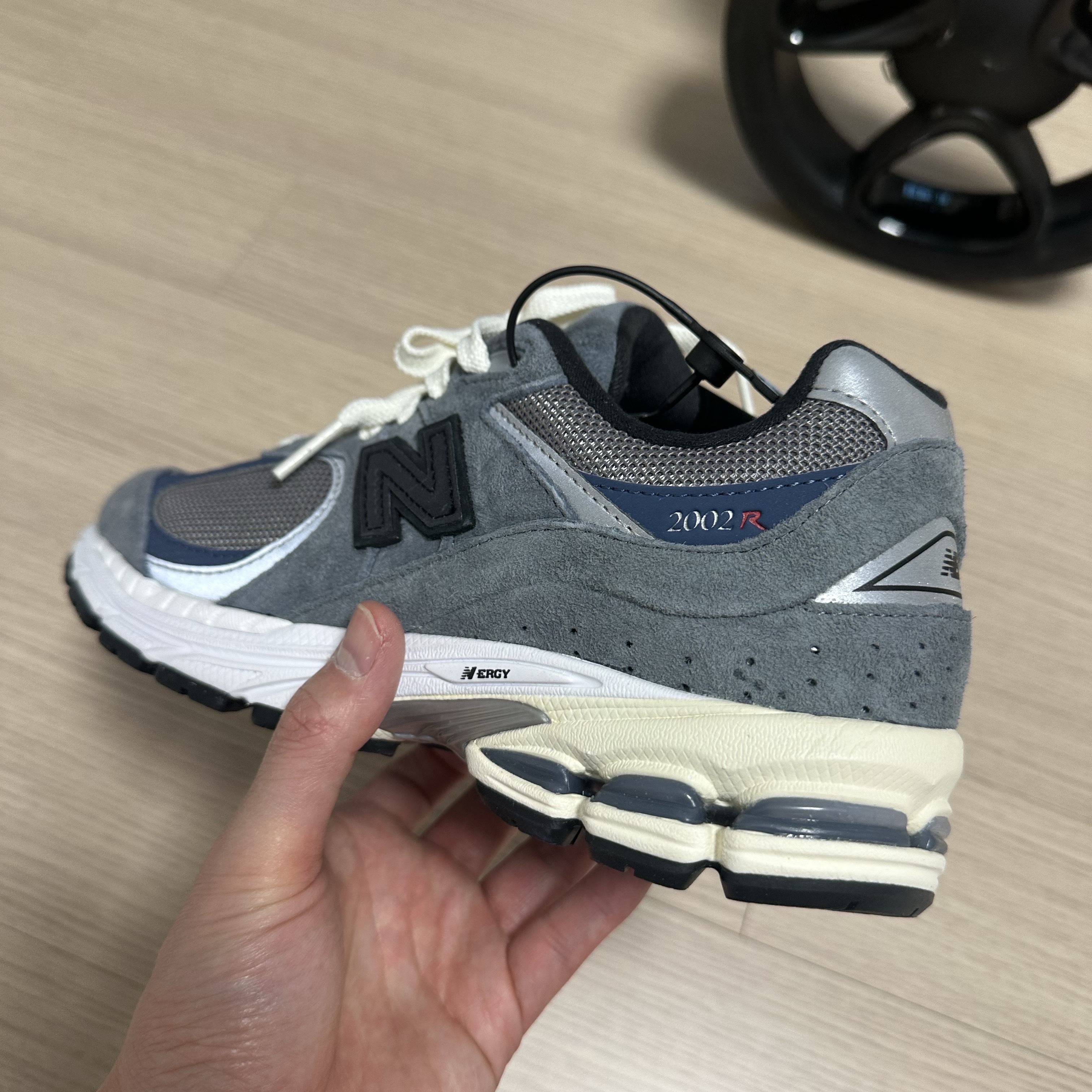 New Balance x JJJJound 2002R Storm Blue 착용 스타일 - 2
