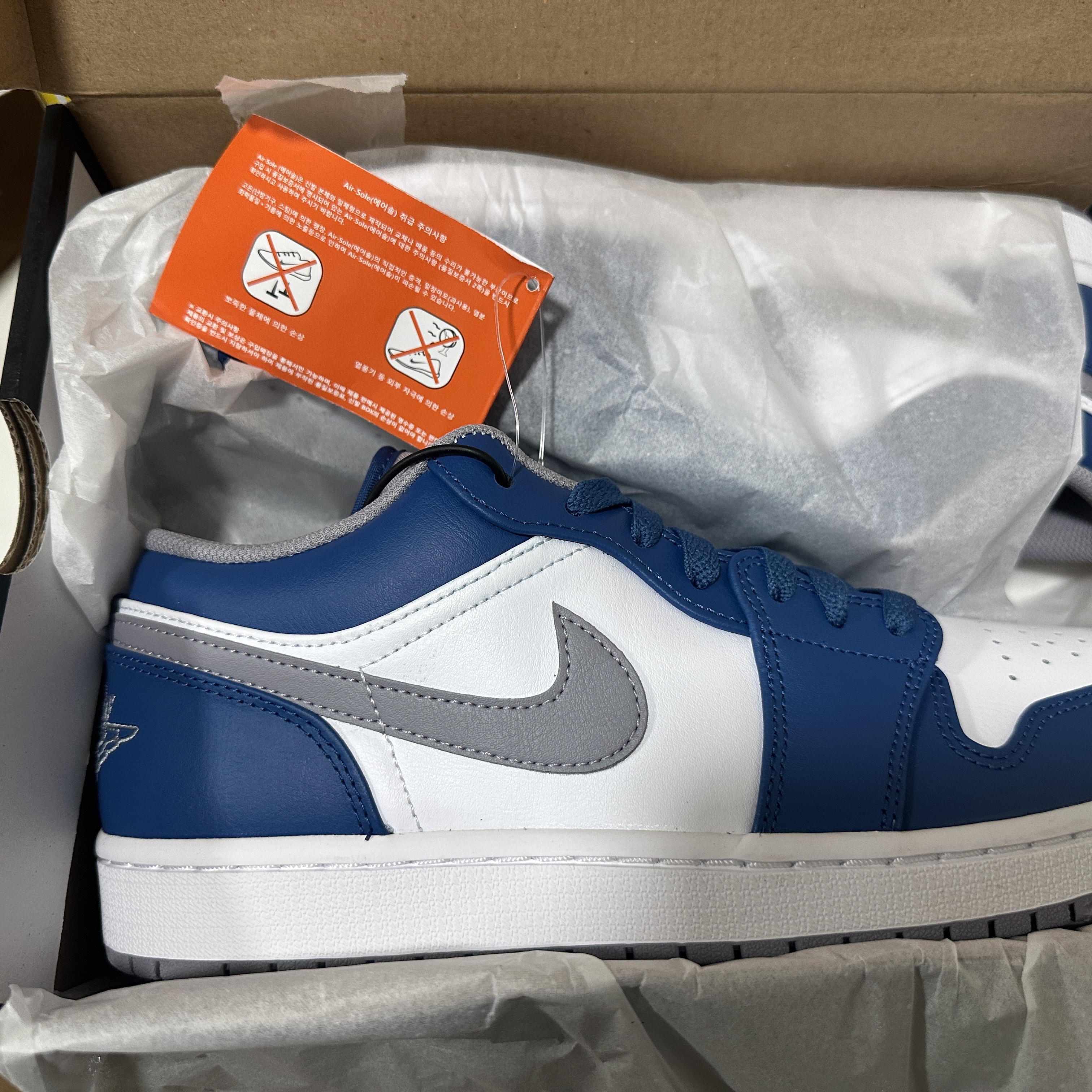 Jordan 1 Low True Blue Cement Grey 착용 스타일 - 1