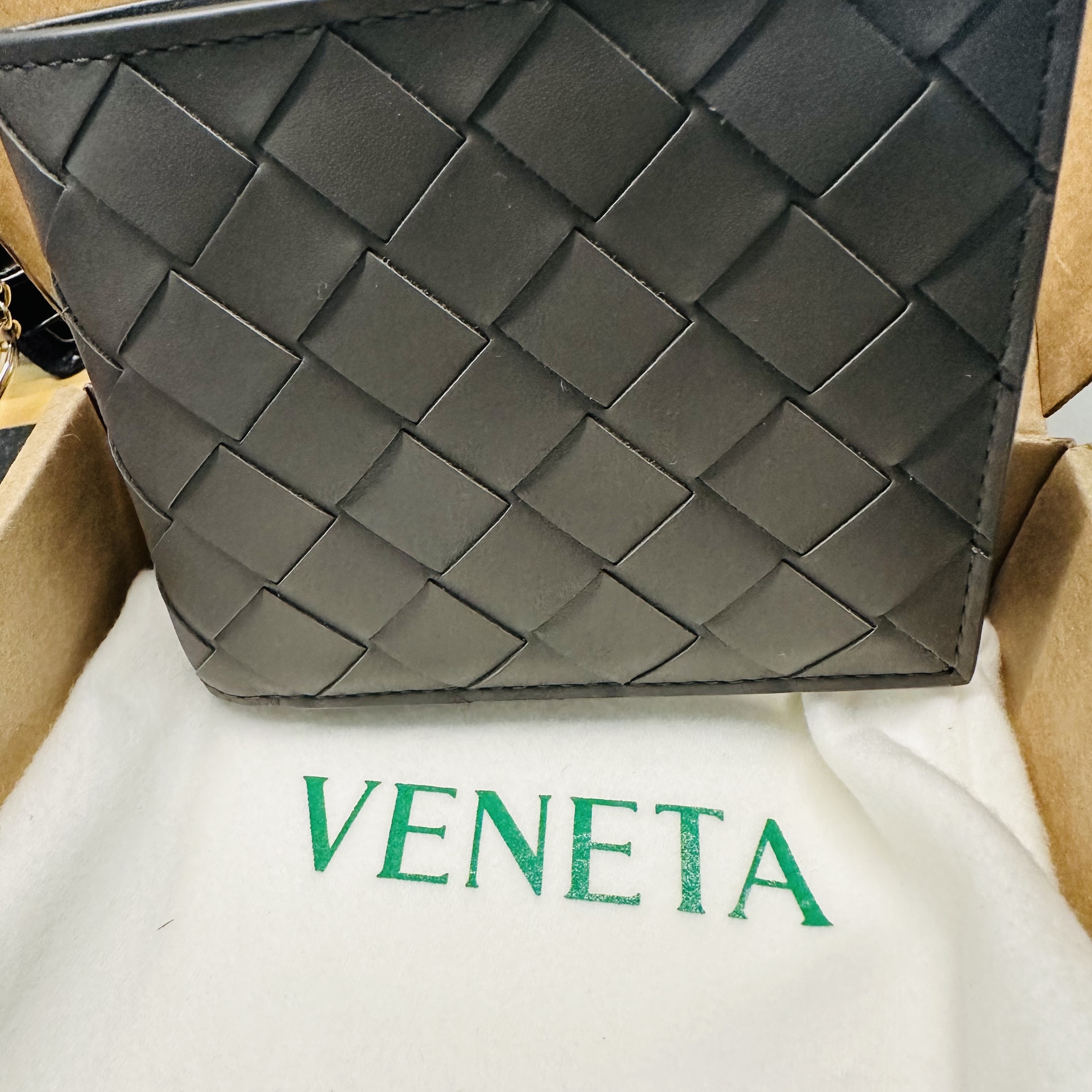 Bottega Veneta Bi-Fold Wallet Grey 착용 스타일