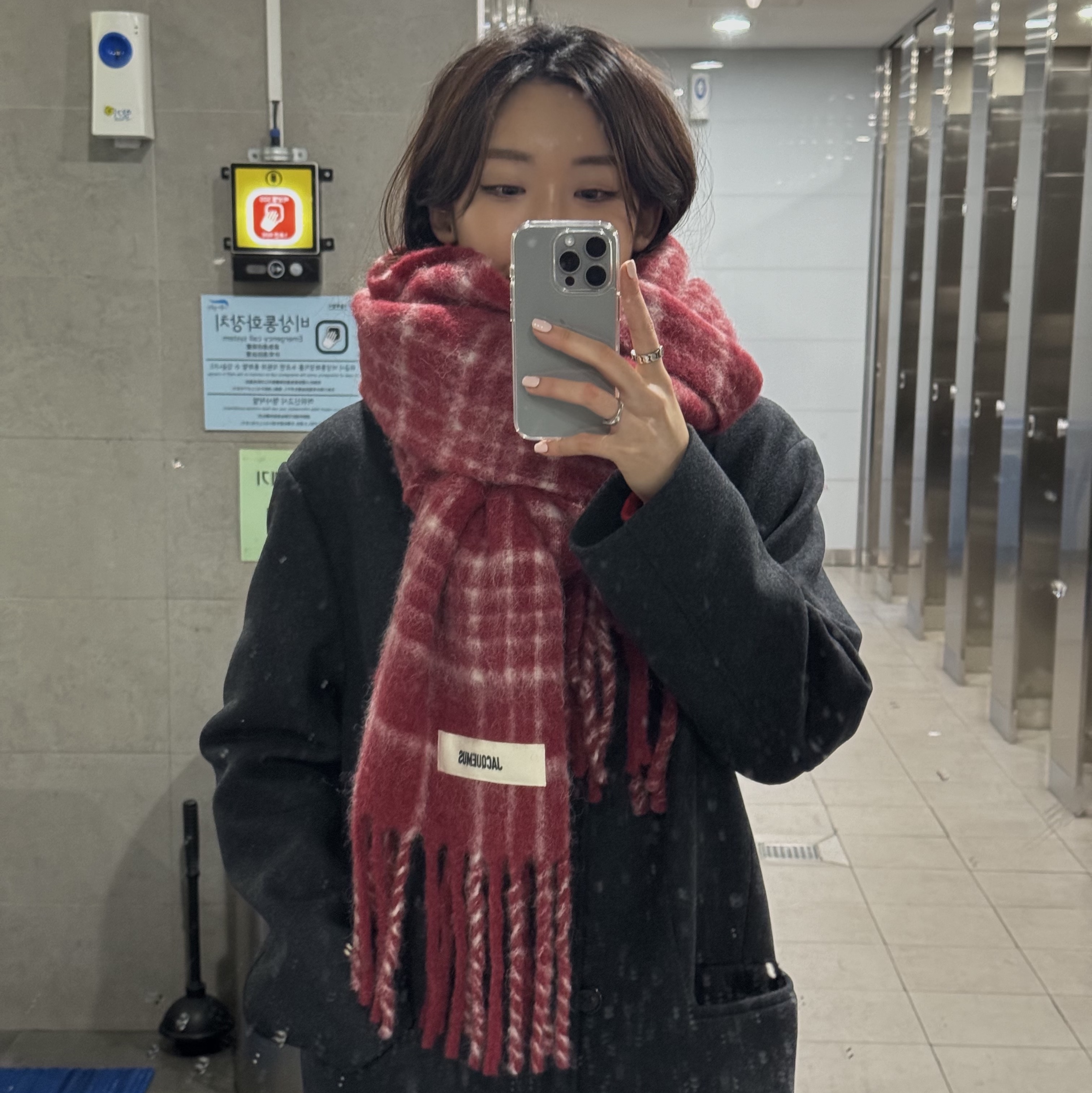 Jacquemus L’echarpe Carro Le Chouchou Jacquard Check Muffler Dark Red, Gucci Wide Ring With Interlocking G Silver 착용 스타일 - 4