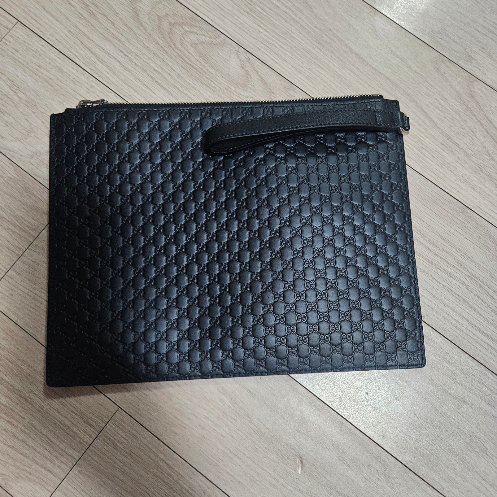 Gucci Micro Ssima Clutch Black 착용 스타일 - 2