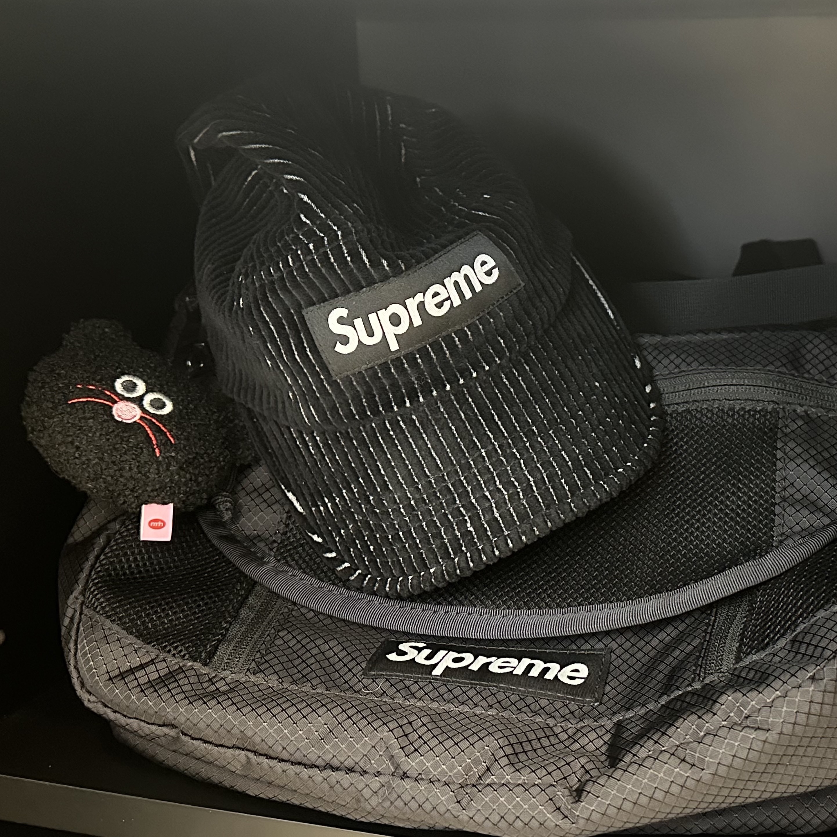 Supreme 2-Tone Corduroy Camp Cap Black - 23SS, Supreme Small Messenger Bag Black - 22SS 착용 스타일