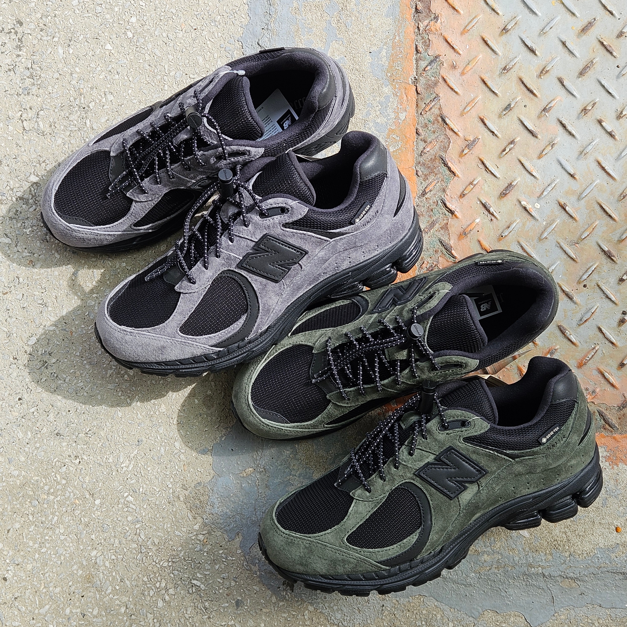 New Balance x JJJJound 2002R Gore-Tex Charcoal 착용 스타일 - 3