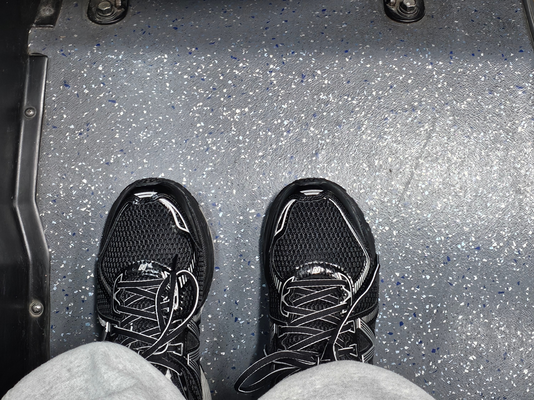 New Balance 860v2 Black Grey 착용 스타일