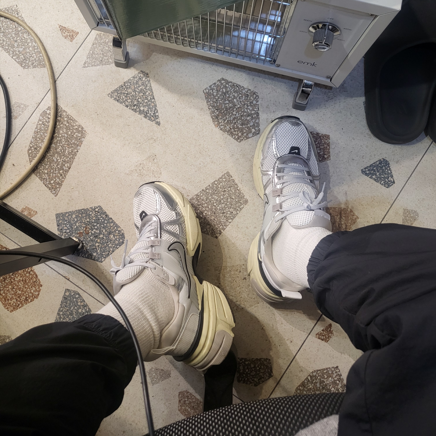 Nike V2K Run Summit White Metallic Silver 착용 스타일 - 2