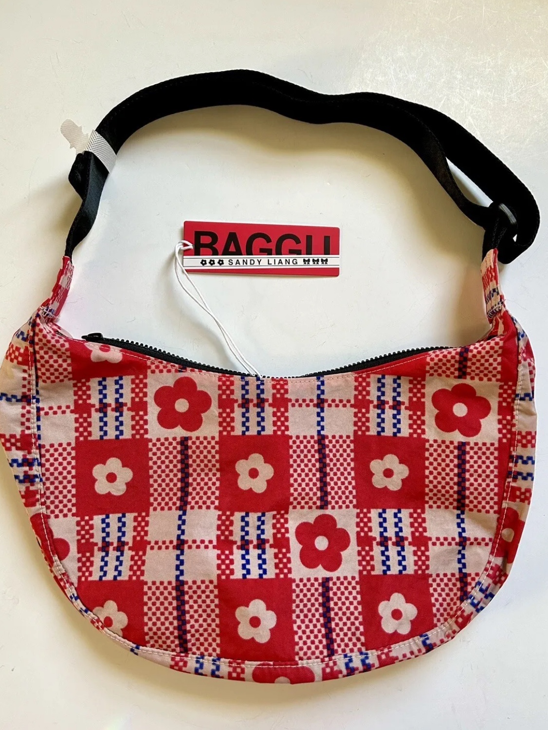 Sandy Liang x Baggu Medium Nylon Crescent Bag Flower Market Plaid 착용 스타일 - 2