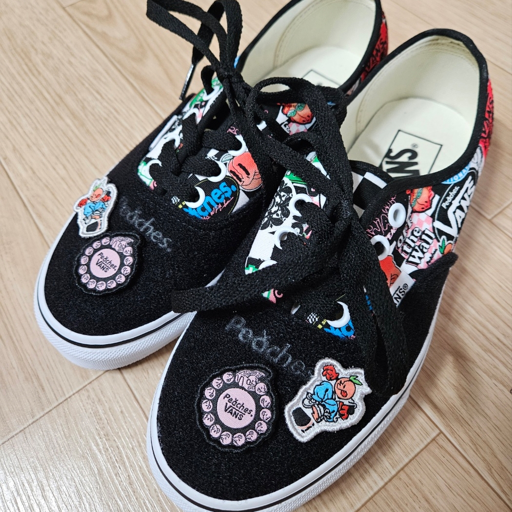 Vans x Peaches. Authentic Black Multi 착용 스타일