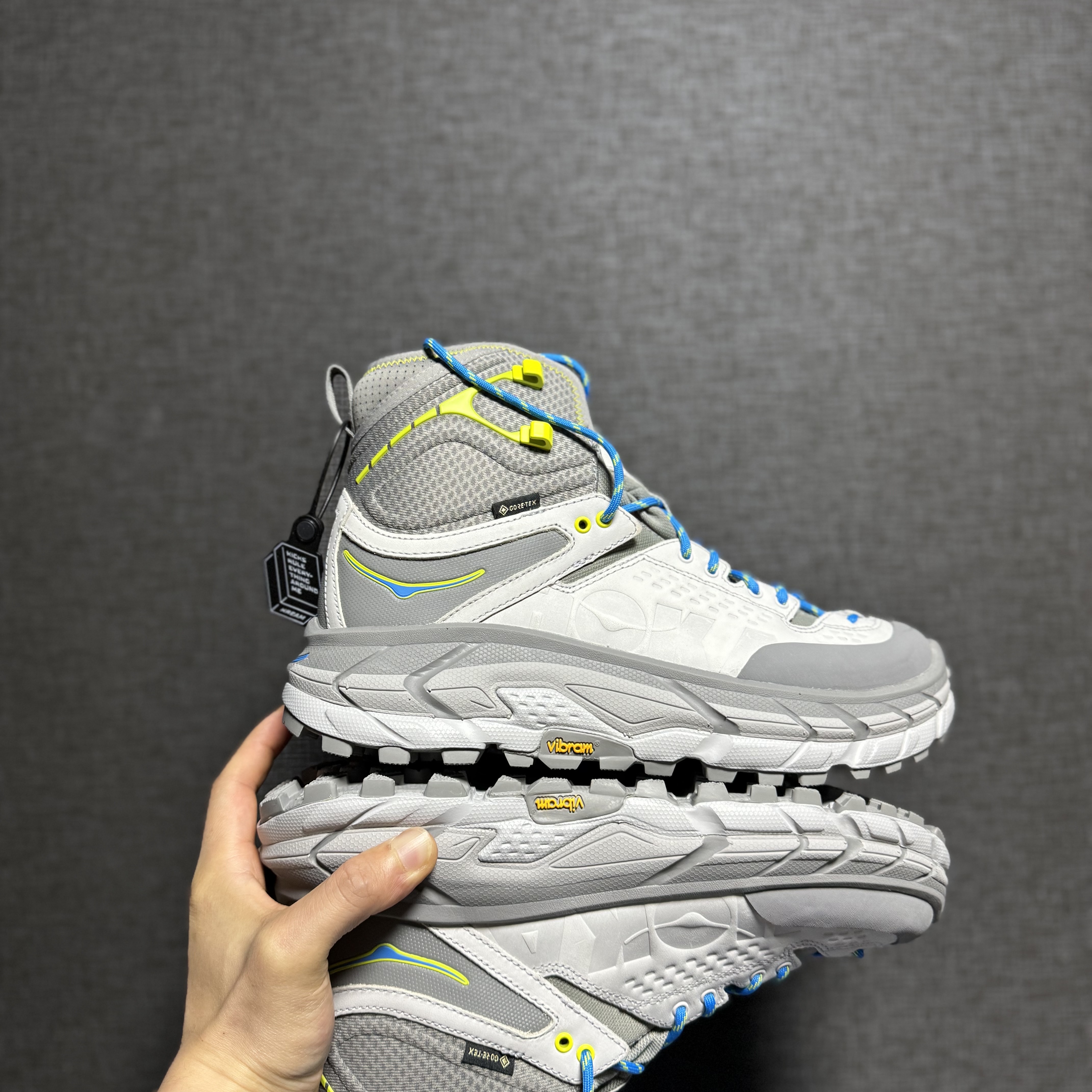 Hoka Tor Ultra High Lunar Rock Diva Blue 착용 스타일