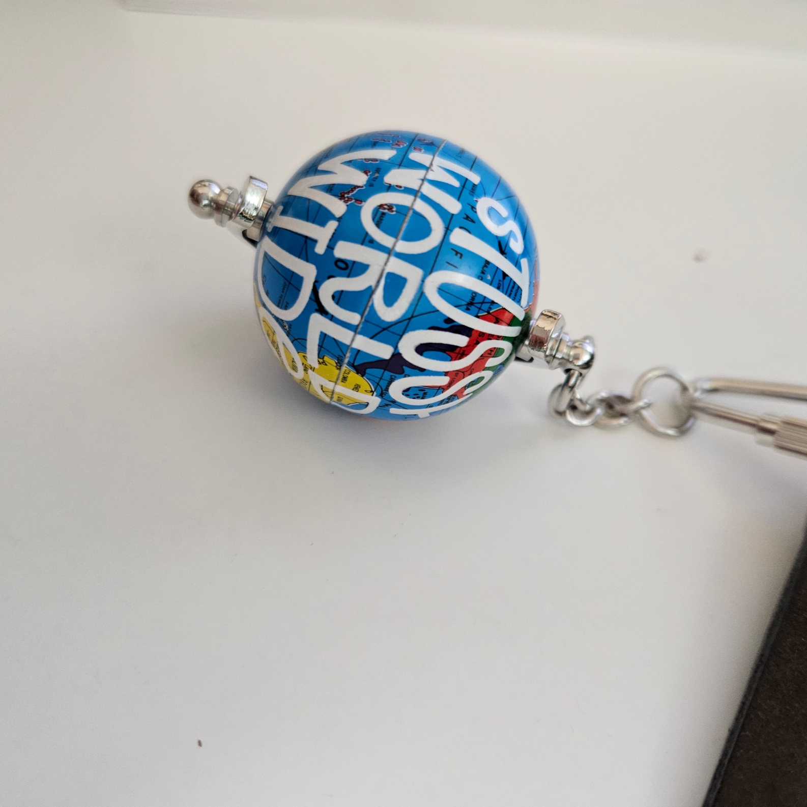Stussy Globe Keychain Multi 착용 스타일