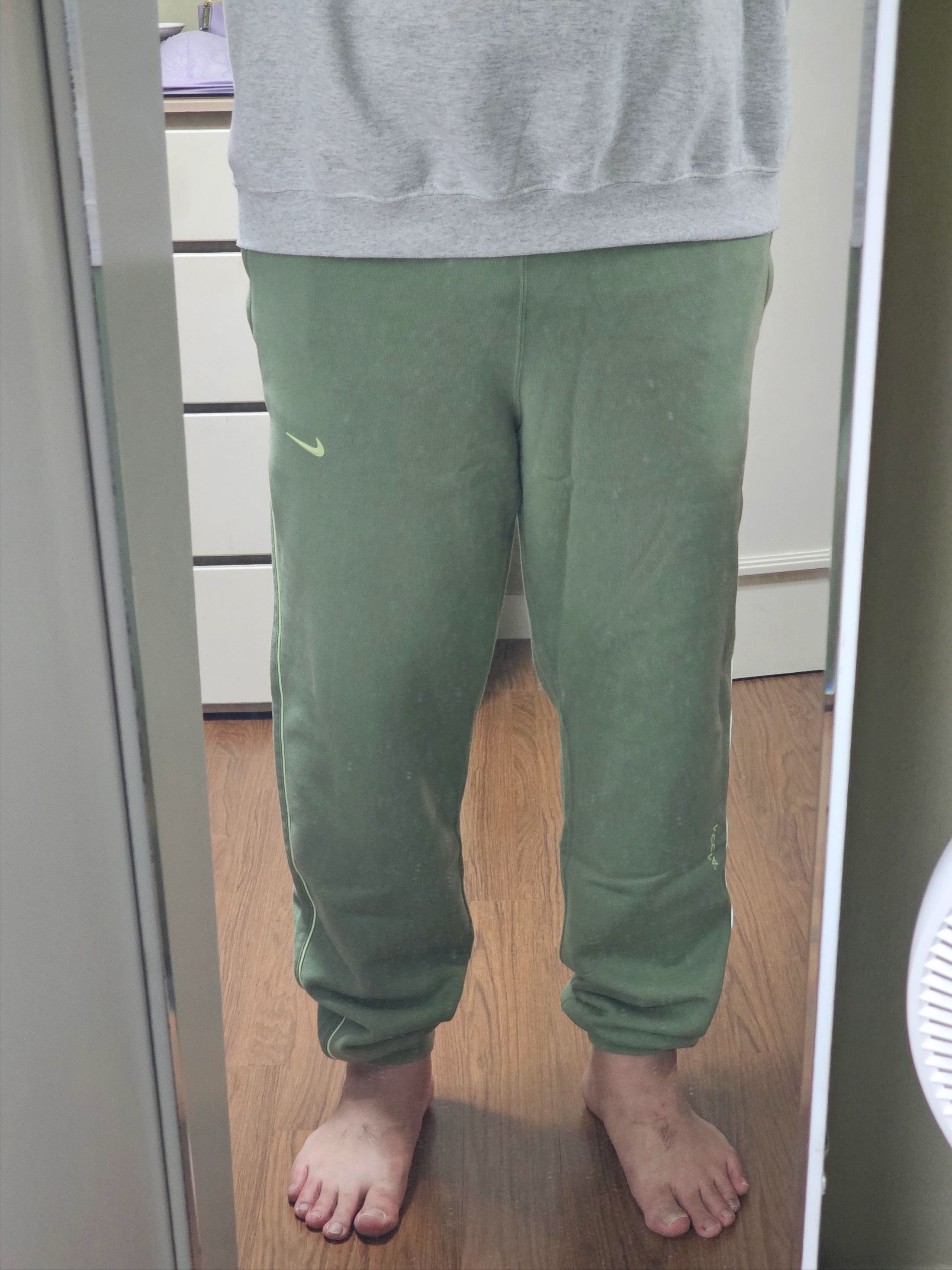 Nike x Drake Nocta Fleece Pants Oil Green (FN7661-386) 착용 스타일 - 2