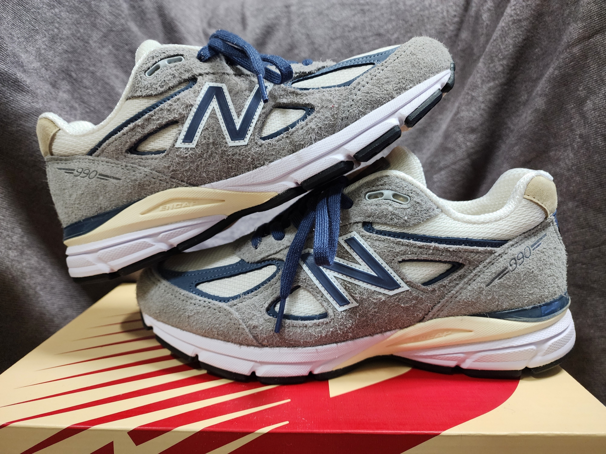 New Balance 990v4 Made in USA Gray Suede 착용 스타일 - 1